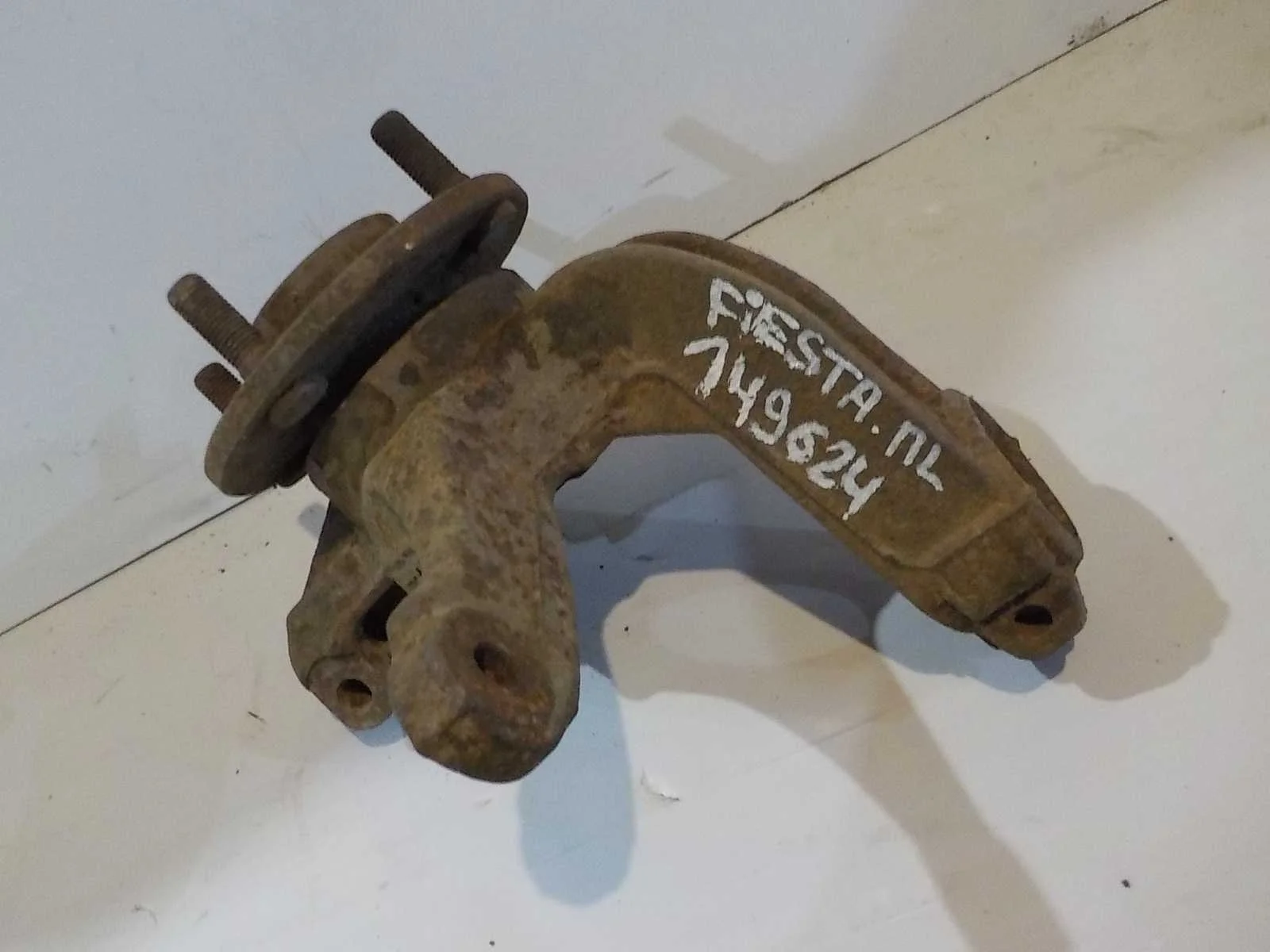 кулак поворотный Ford Fusion I (2002—2005) Перед Лево