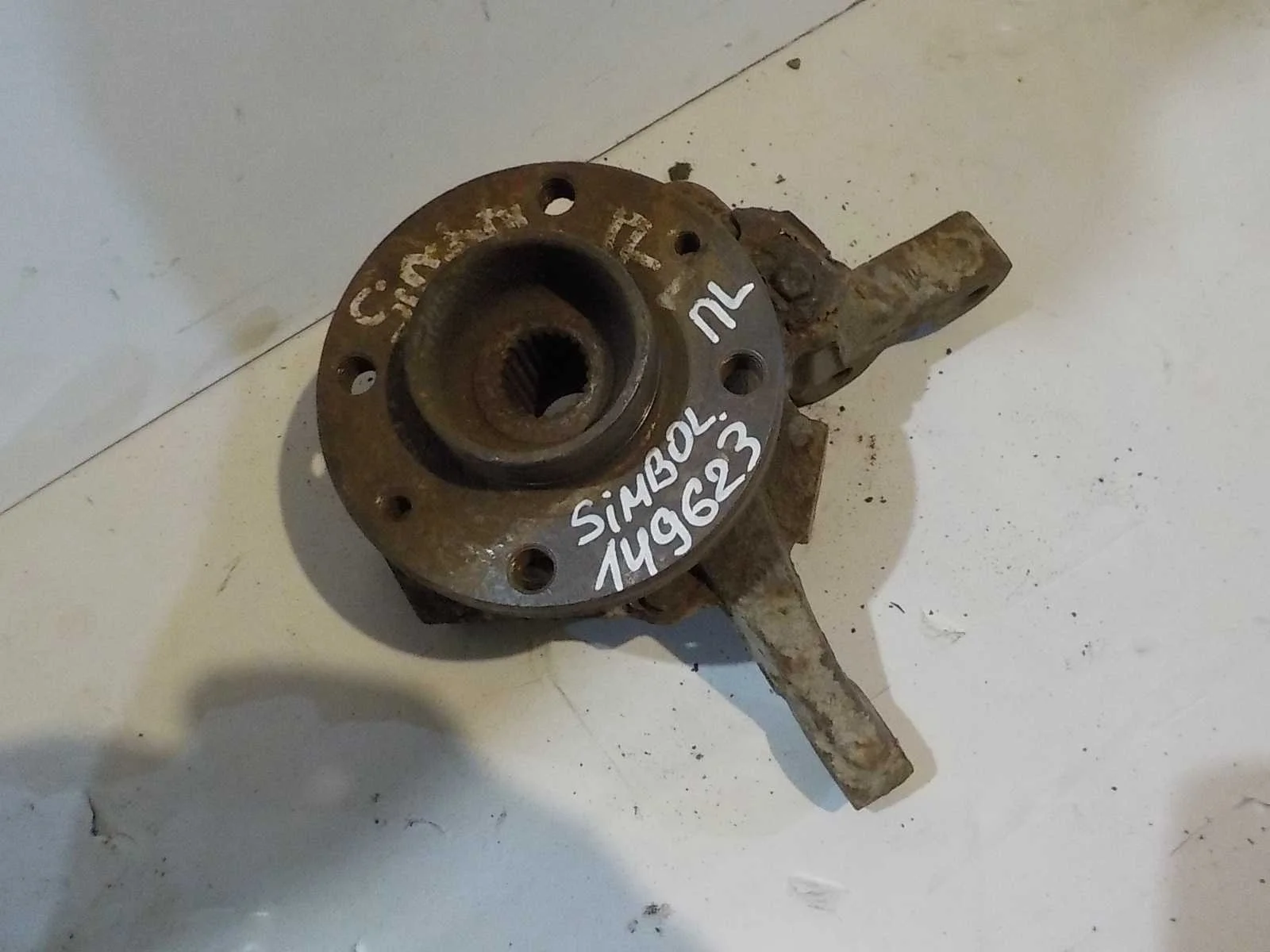 кулак поворотный Renault Clio II (1998—2002) Перед Лево