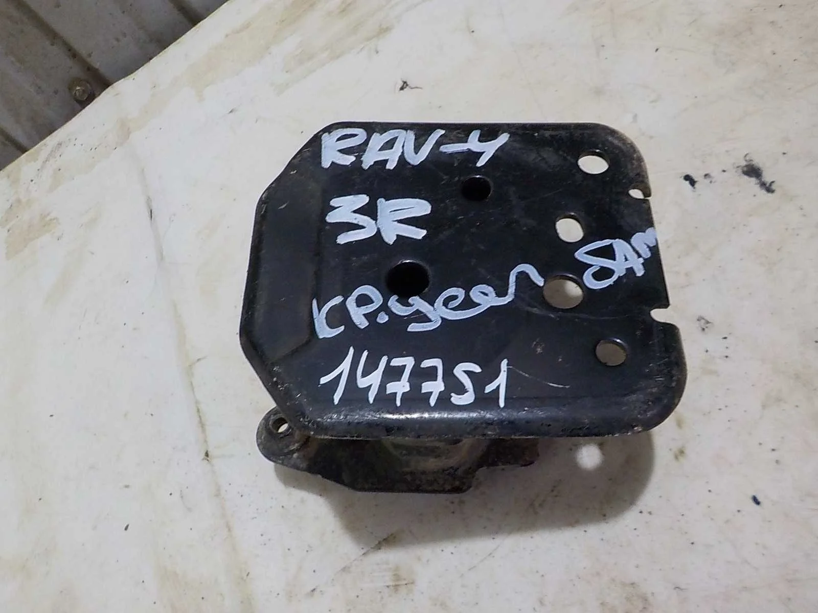 Кронштейн усилителя бампера Toyota RAV4 IV рестайлинг (2015—2019) Зад Право