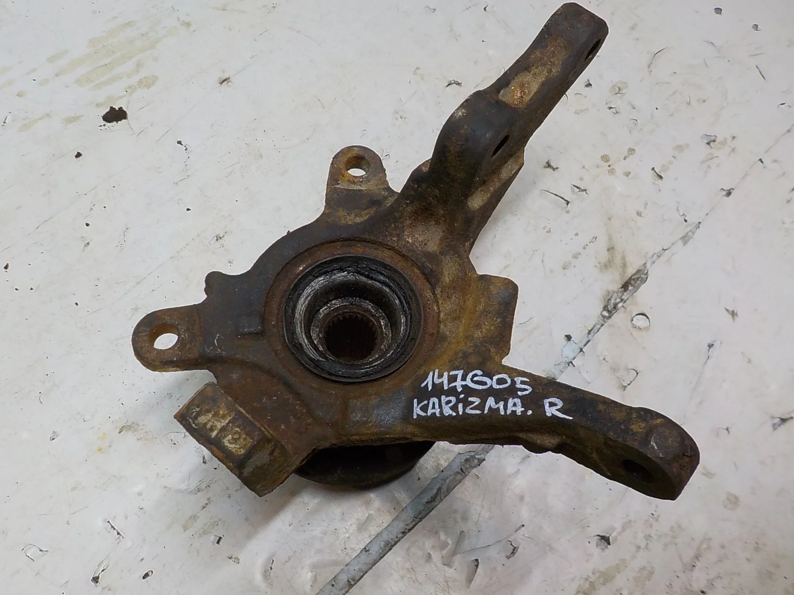 кулак поворотный Mitsubishi Carisma I (1995—1999) Перед Право