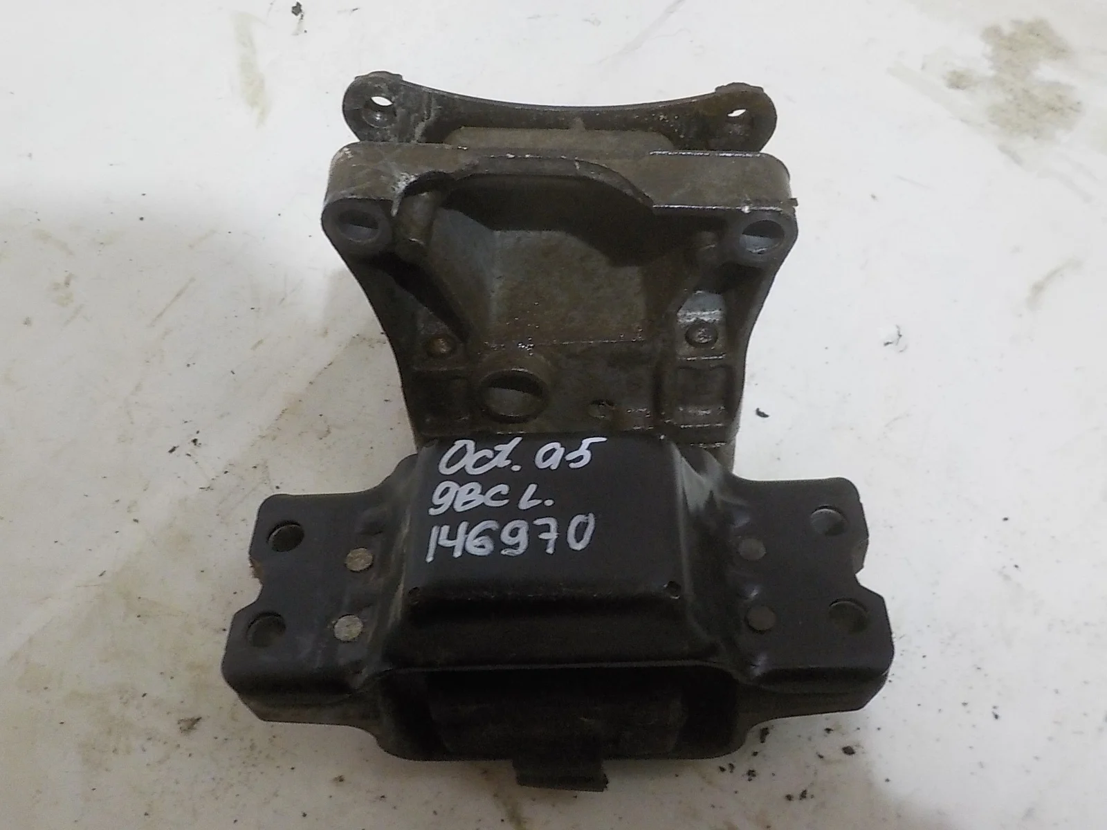 Опора двигателя Skoda Yeti I (2009—2014)  Лево