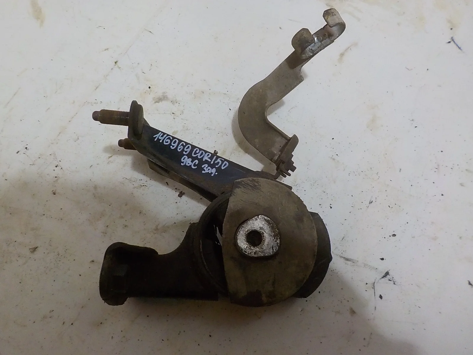 Опора двигателя Toyota Auris E150 (2006—2010) Зад