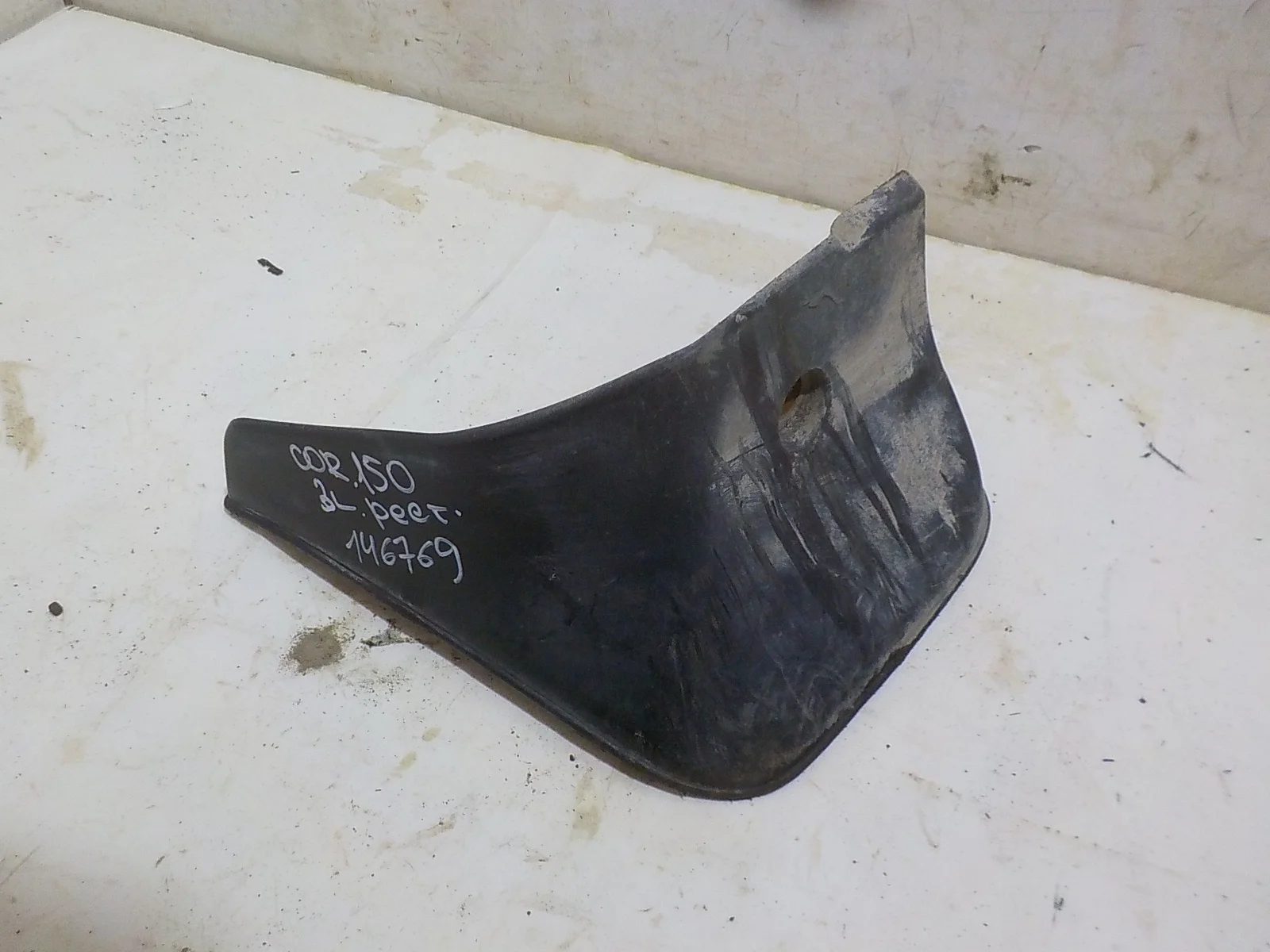 Брызговик Toyota Corolla X (2006—2010) Зад Лево