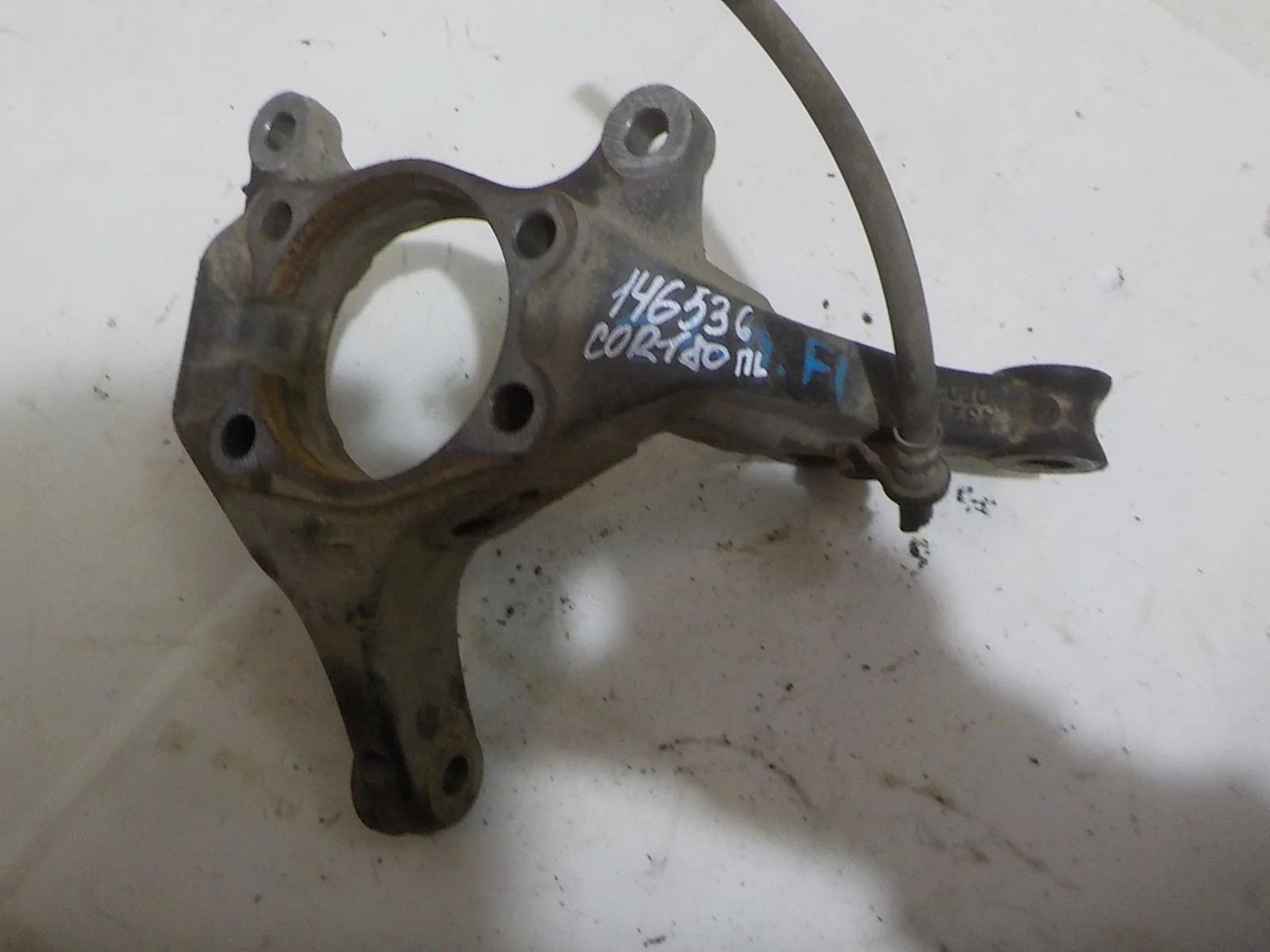 кулак поворотный Toyota Corolla XI (2012—2016) Перед Лево