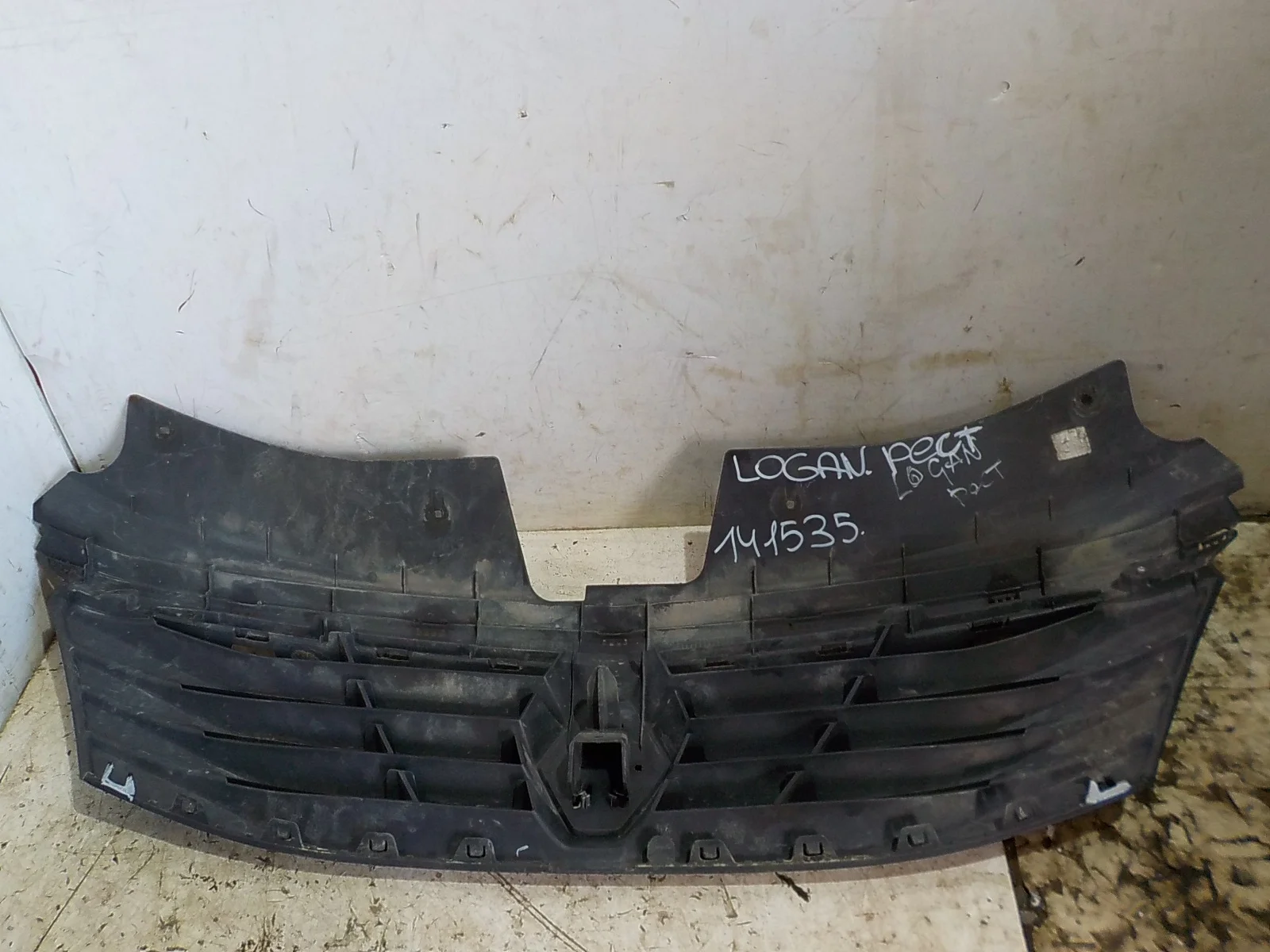 Решетка радиатора Renault Sandero I (2009—2014)