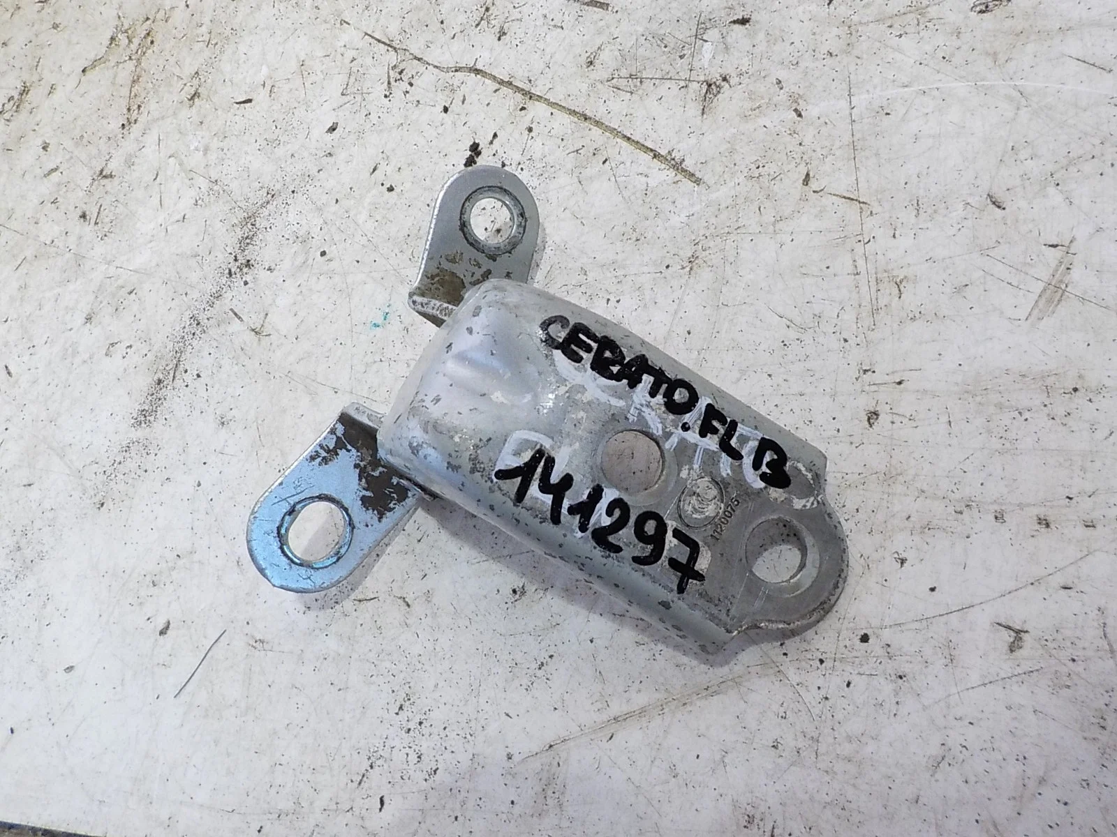 Петля двери Kia Cerato I (2003—2007) Перед Лево Верх