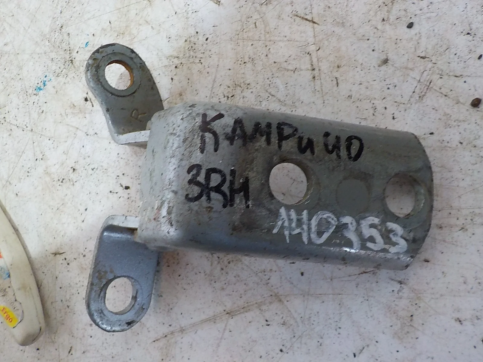 Петля двери Toyota Wish I (2003—2005) Зад Право Низ