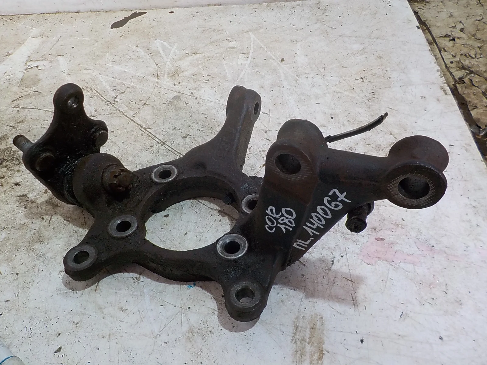 кулак поворотный Toyota Corolla XI (2012—2016) Перед Лево