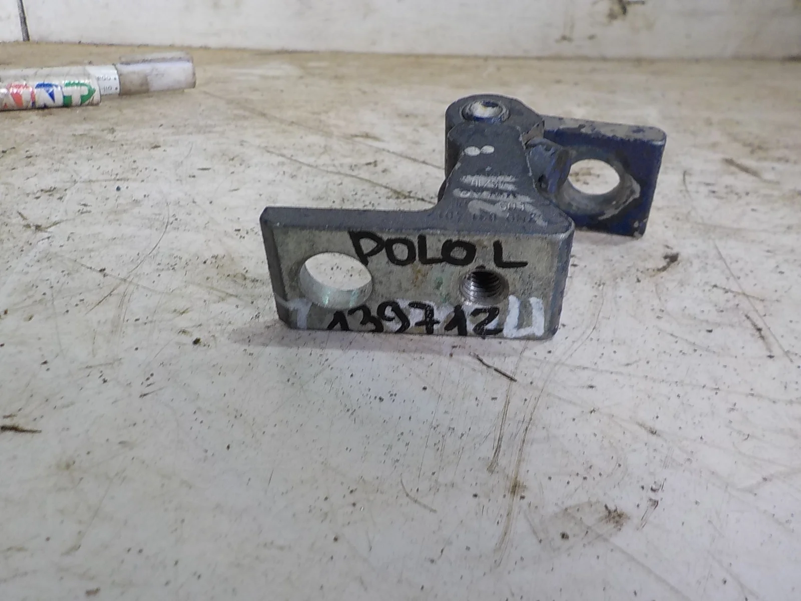 Петля двери Volkswagen Passat B7 (2010—2015)  Лево