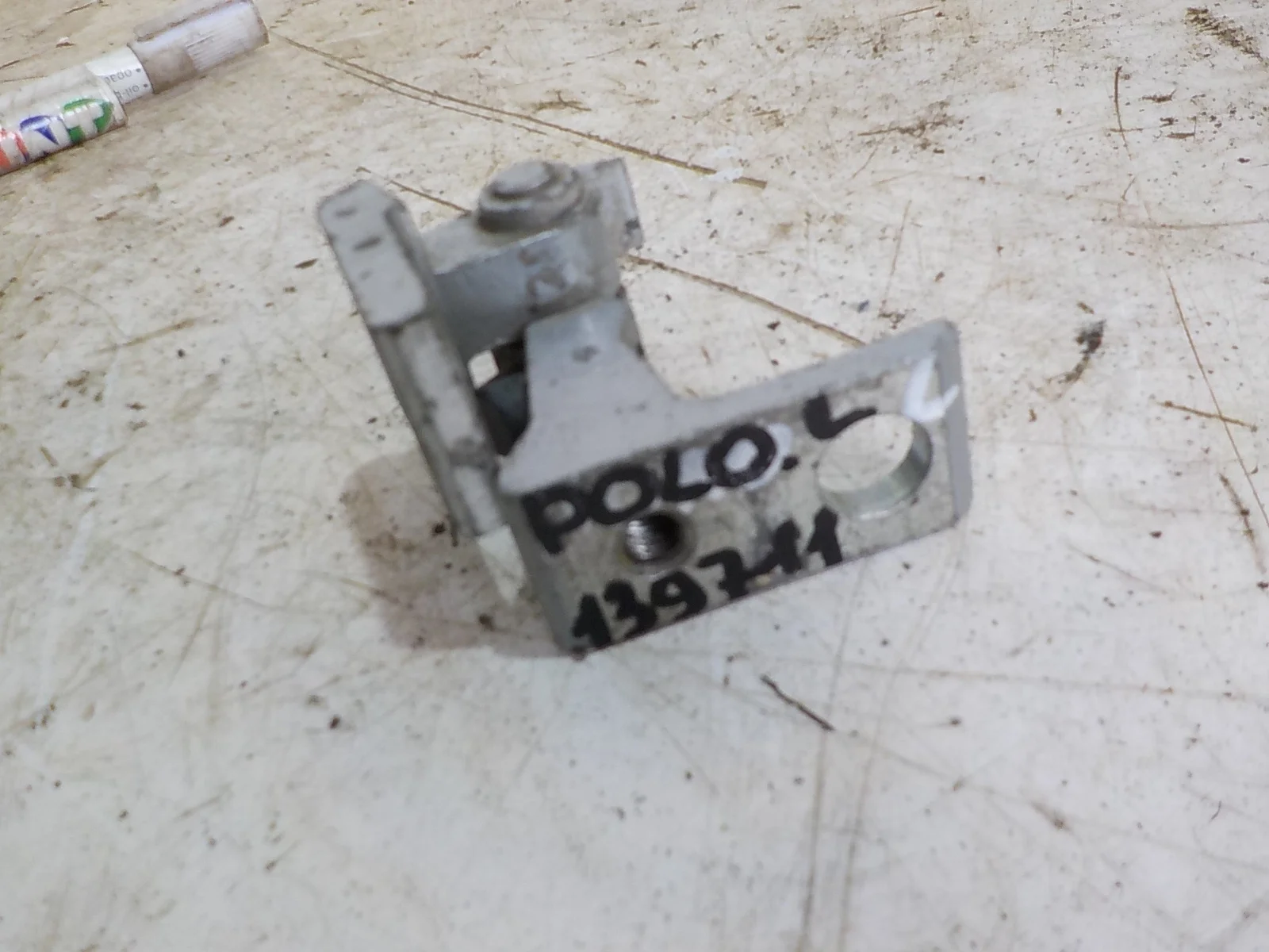 Петля двери Volkswagen Passat B7 (2010—2015)  Лево