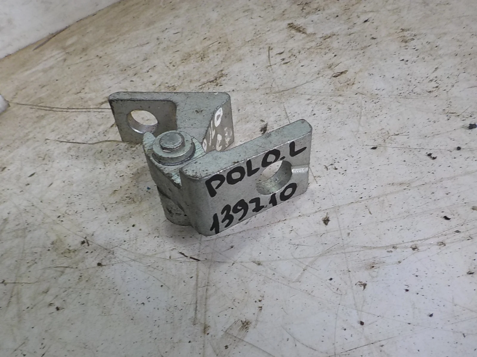 Петля двери Volkswagen Passat B7 (2010—2015)  Лево