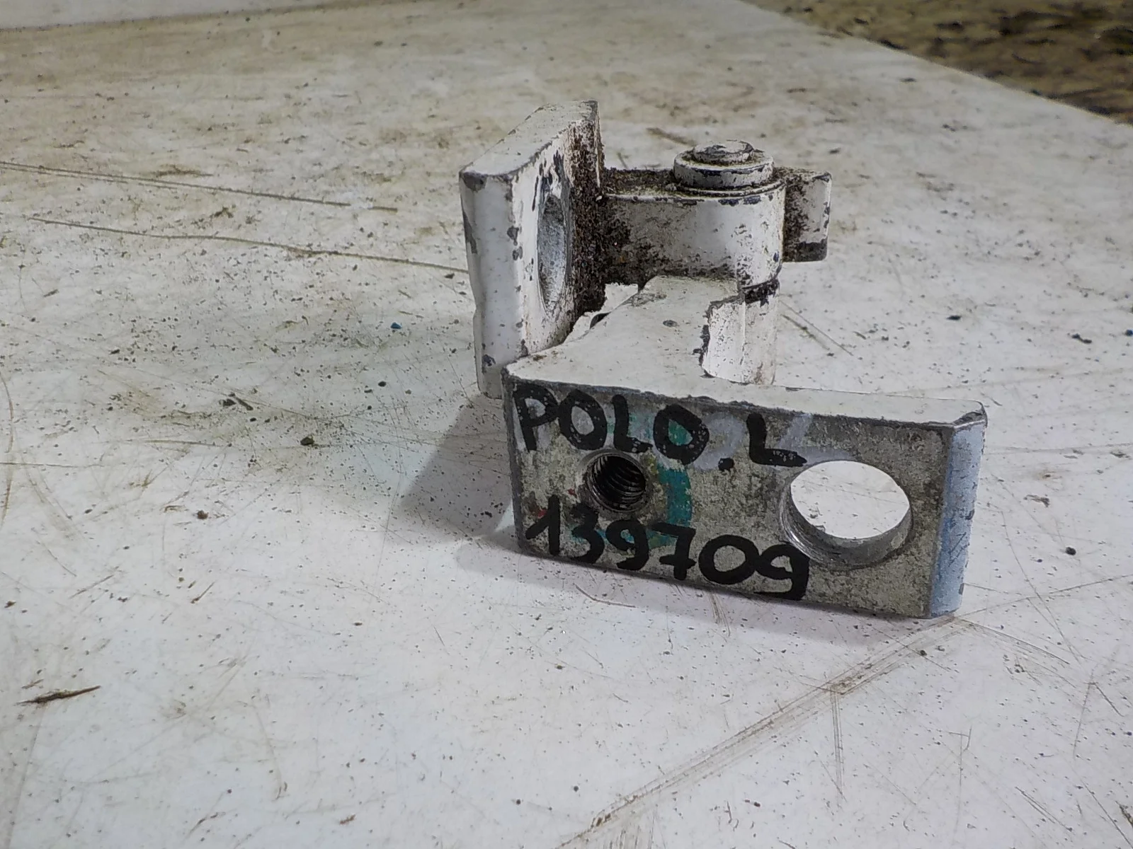 Петля двери Volkswagen Passat B7 (2010—2015)  Лево