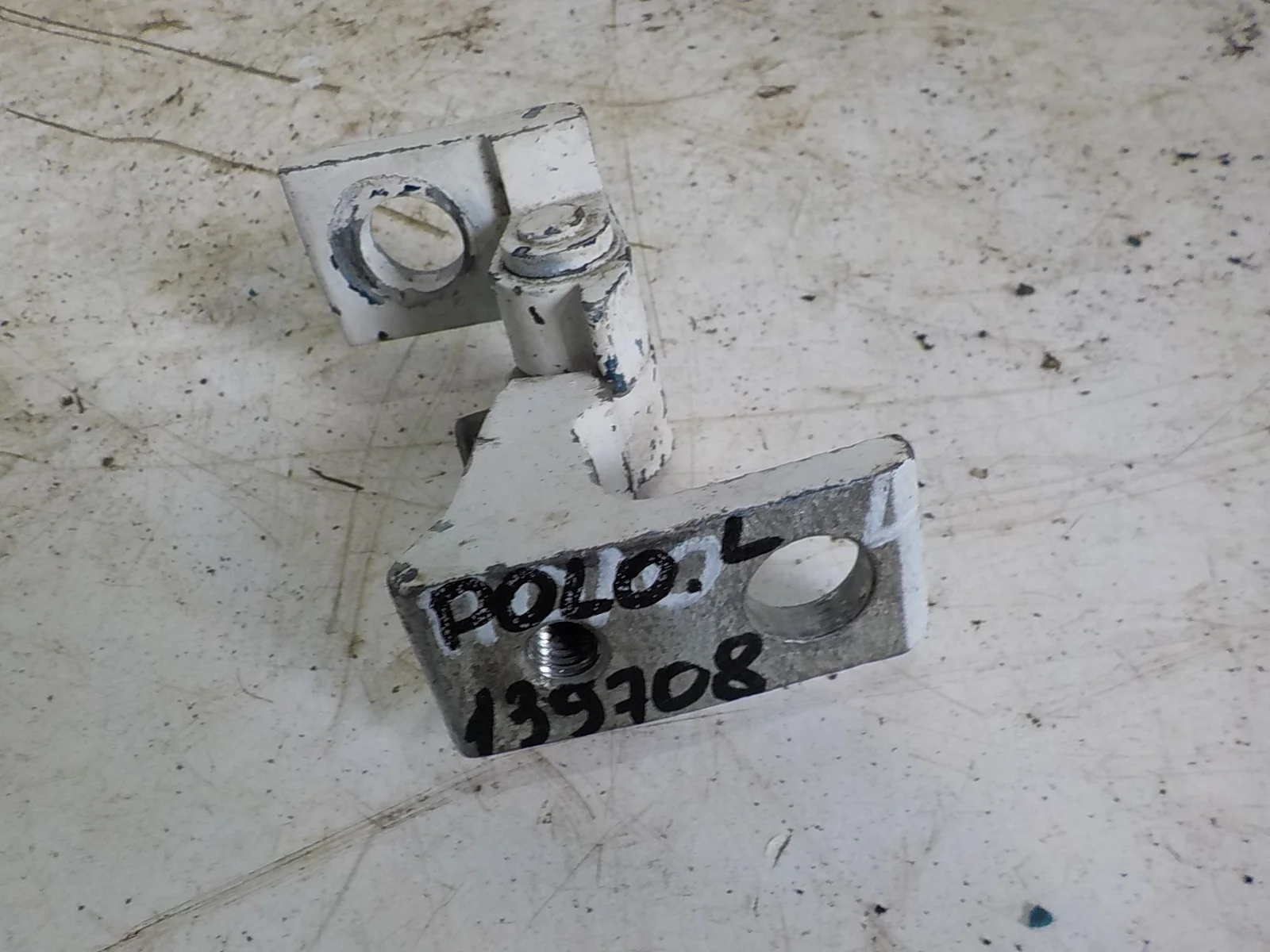 Петля двери Volkswagen Passat B7 (2010—2015)  Лево