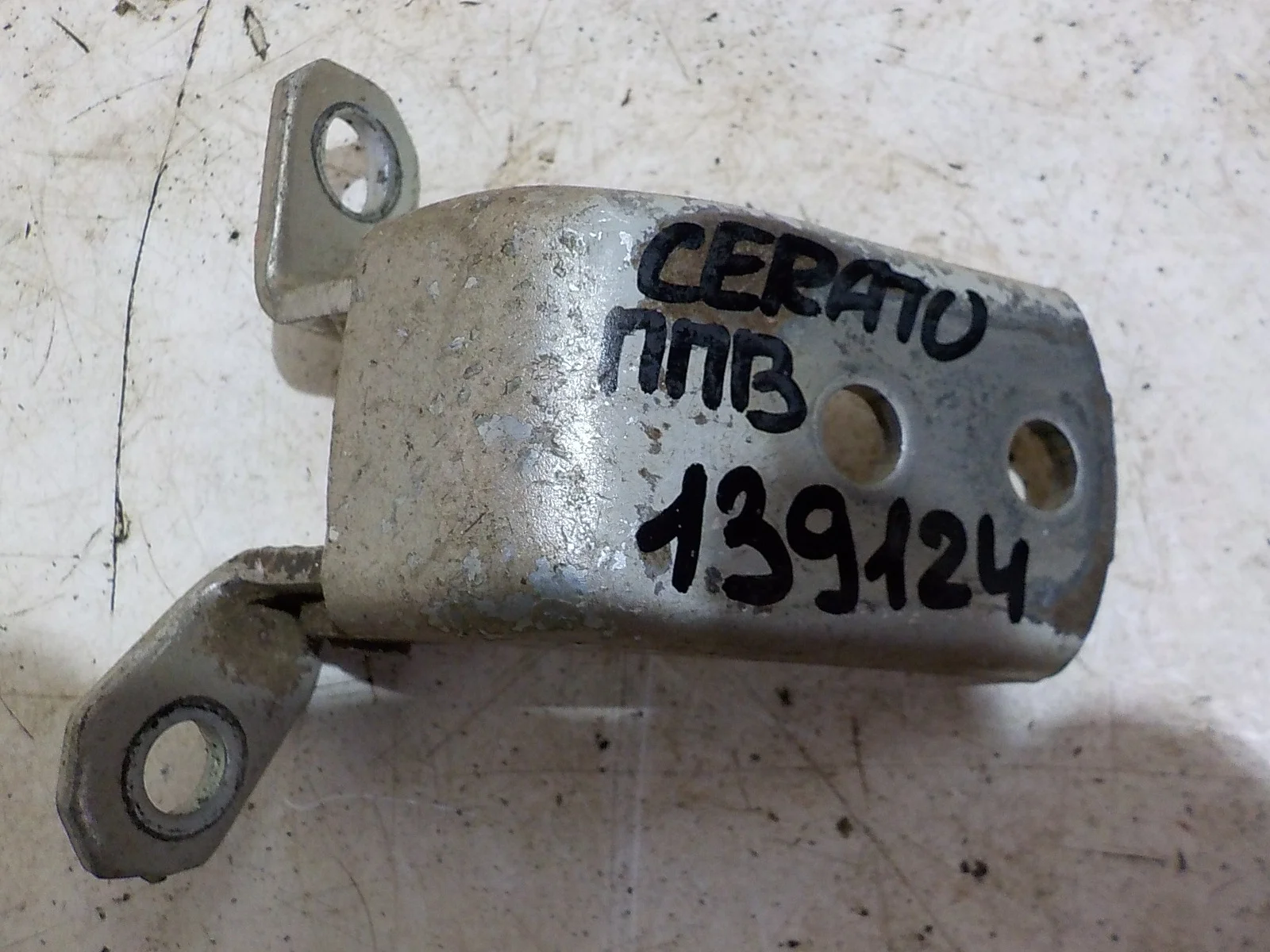 Петля двери Kia Cerato I (2003—2007) Перед Право Верх