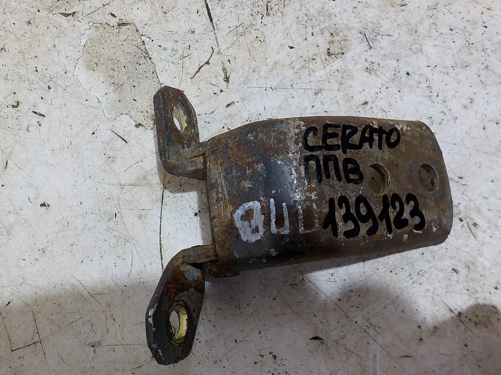 Петля двери Kia Cerato I (2003—2007) Перед Право Верх