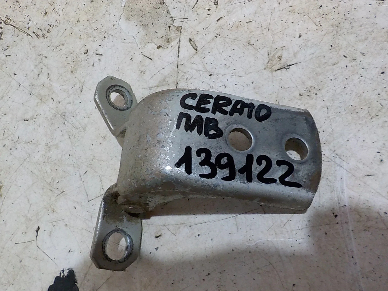 Петля двери Kia Cerato I (2003—2007) Перед Лево Верх