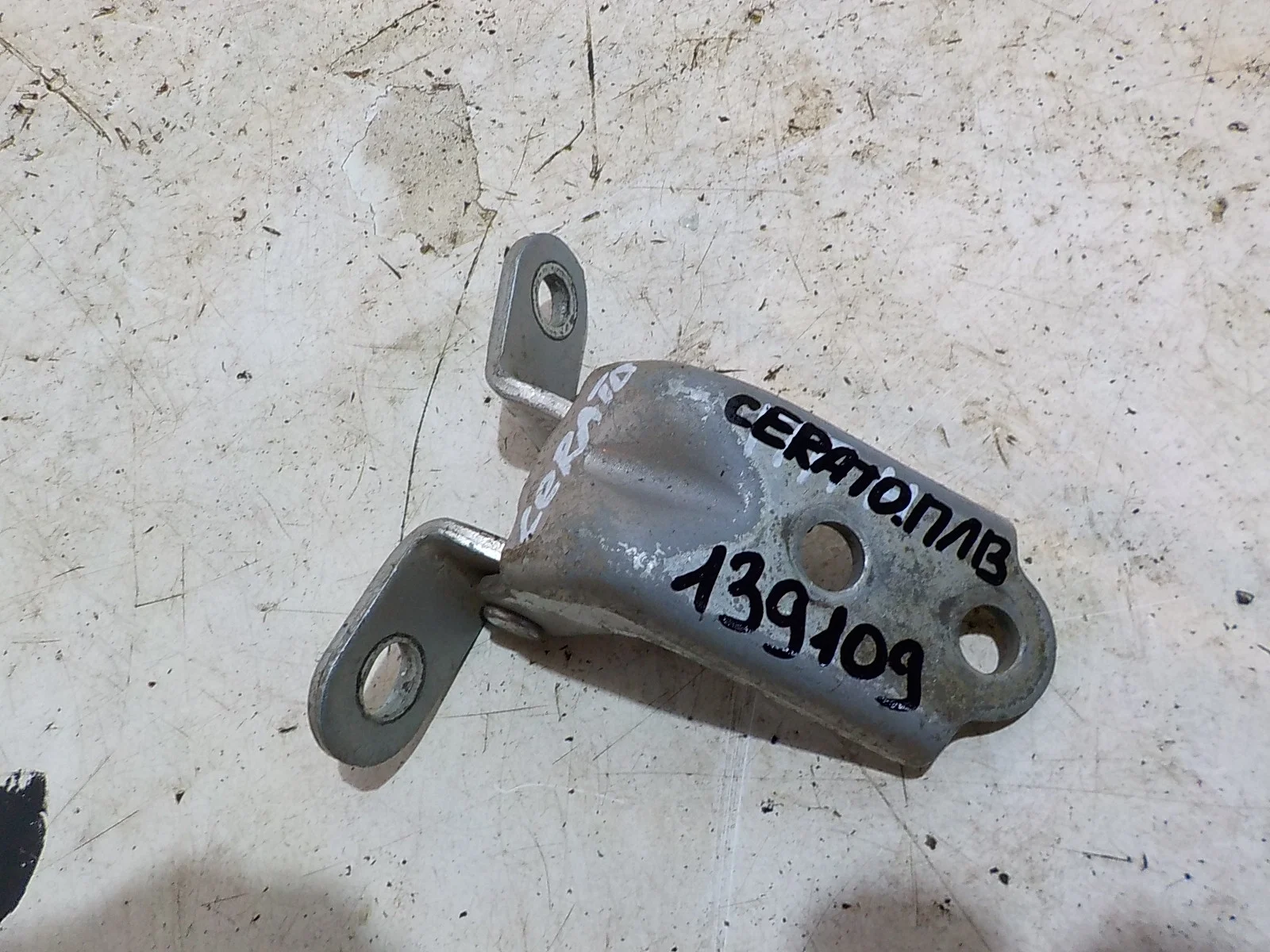 Петля двери Kia Cerato I (2003—2007) Перед Лево Верх