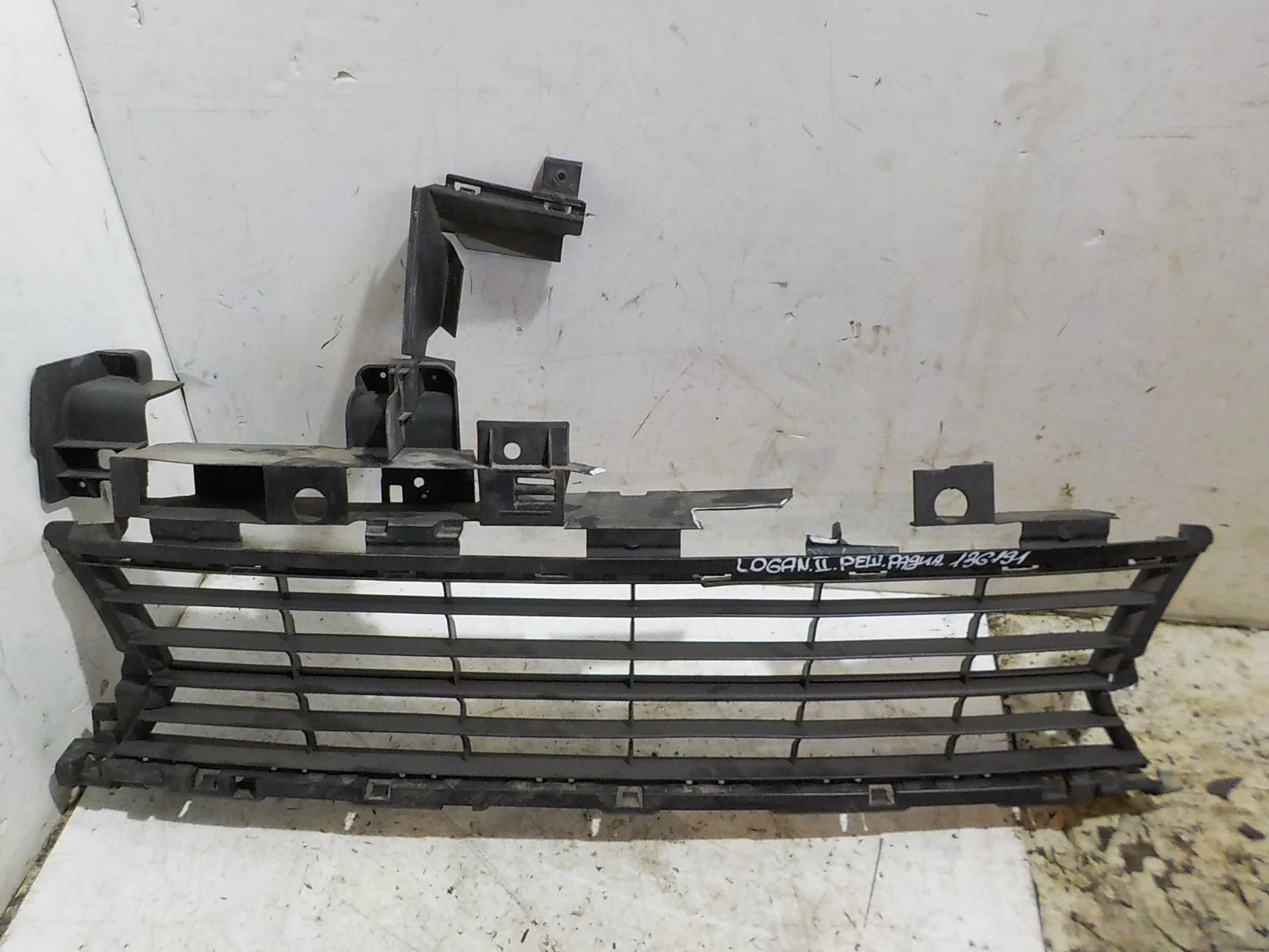 решетка бампера Renault Logan II (2012—2018)