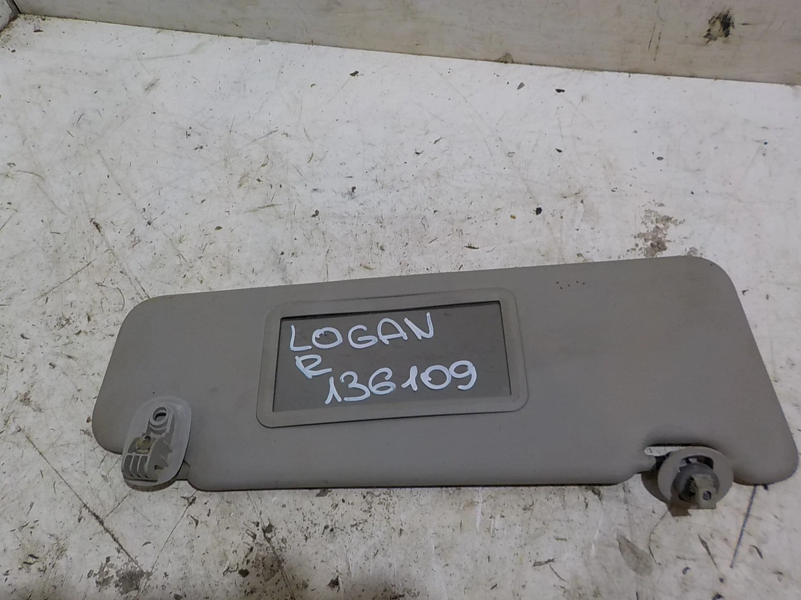 козырек Renault Logan I (2004—2009) Перед Право