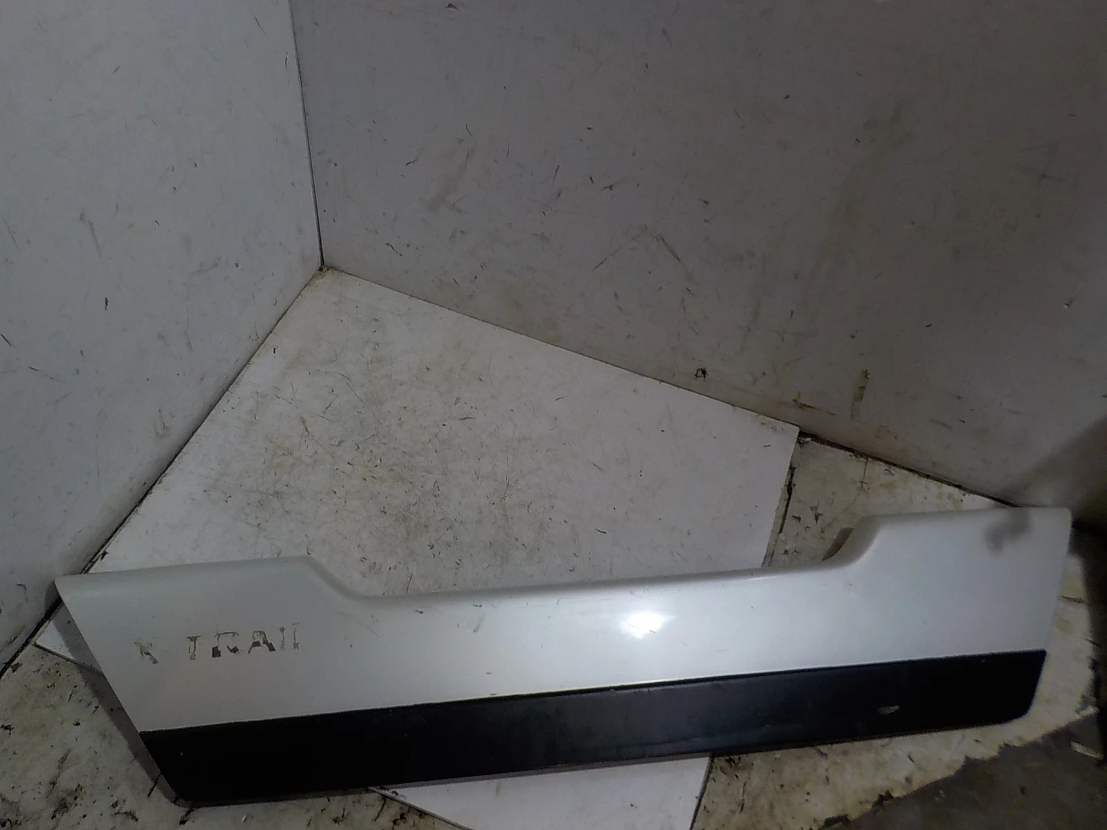 Накладка крышки багажника Nissan X-Trail II (2007—2011)