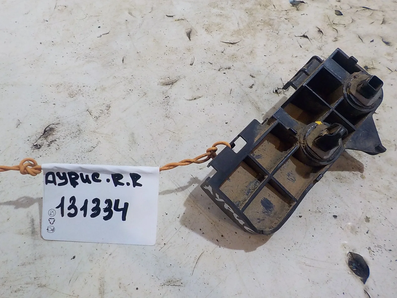 кронштейн бампера Toyota Auris E150 (2006—2010) Зад Право