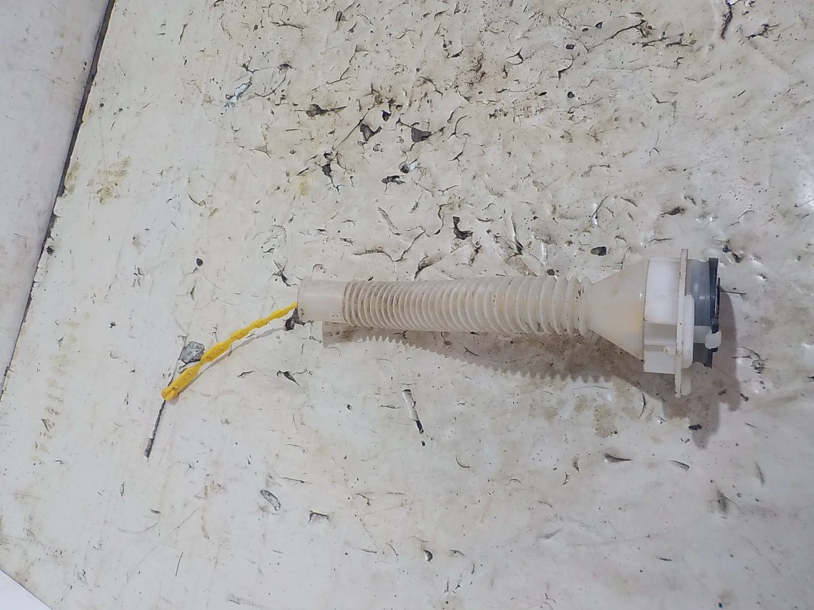 Горловина бачка омывателя Toyota RAV4 III (2005—2010)