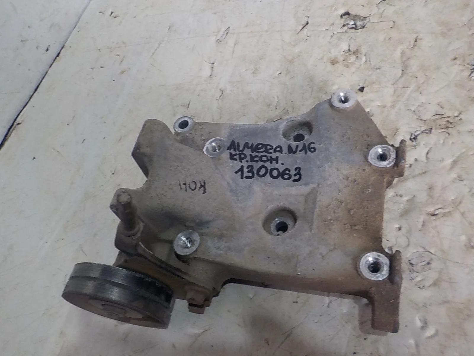 Кронштейн компрессора кондиционера Nissan Bluebird Sylphy I (2000—2005)