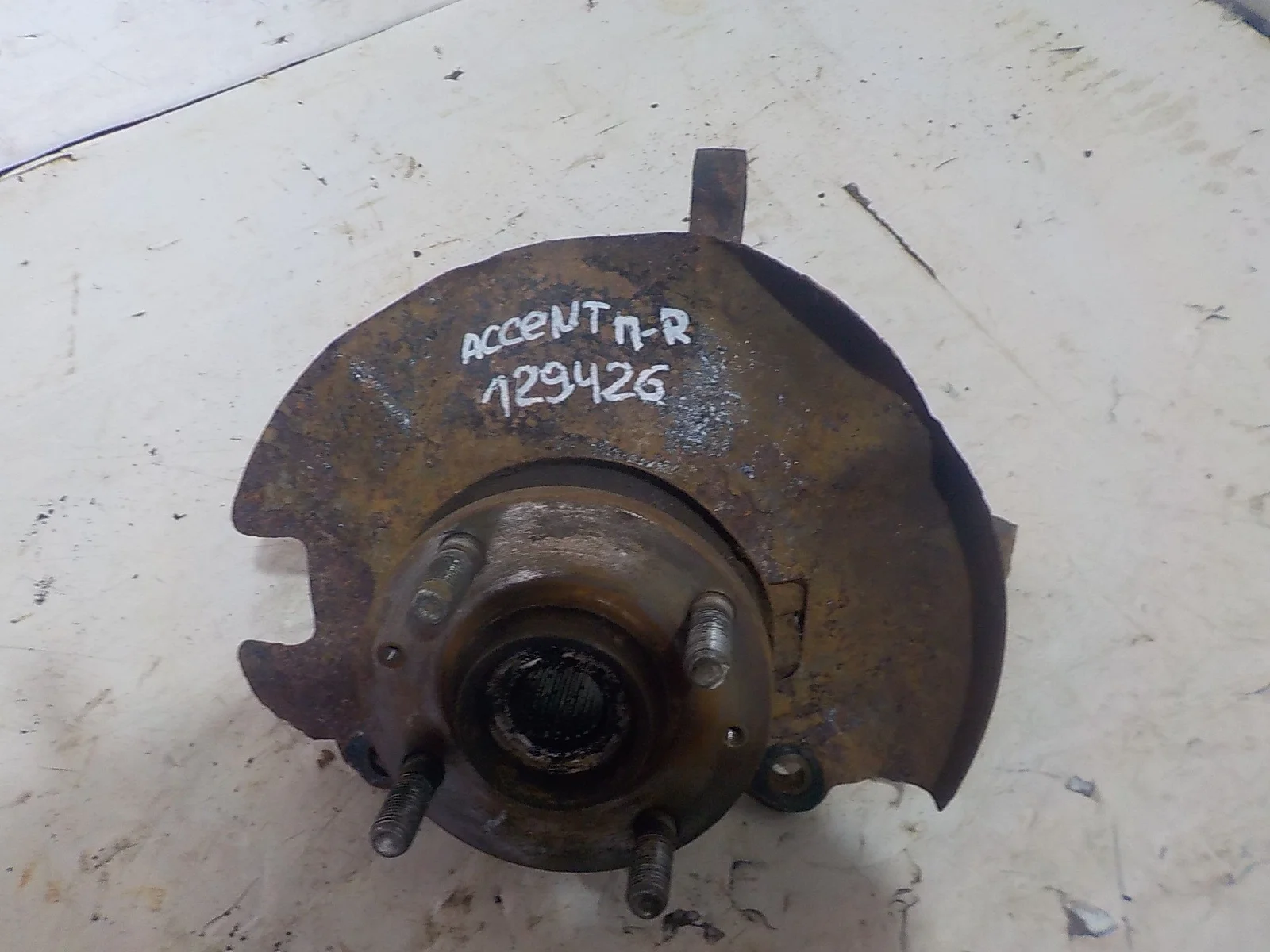 кулак поворотный Hyundai Accent III (2006—2011) Перед Право