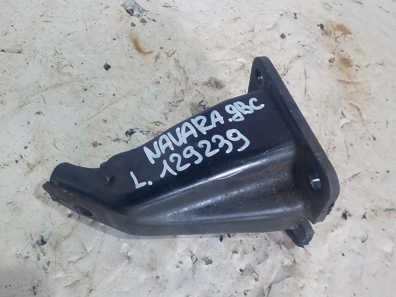 Опора двигателя Nissan Pathfinder III (2004—2010)  Лево