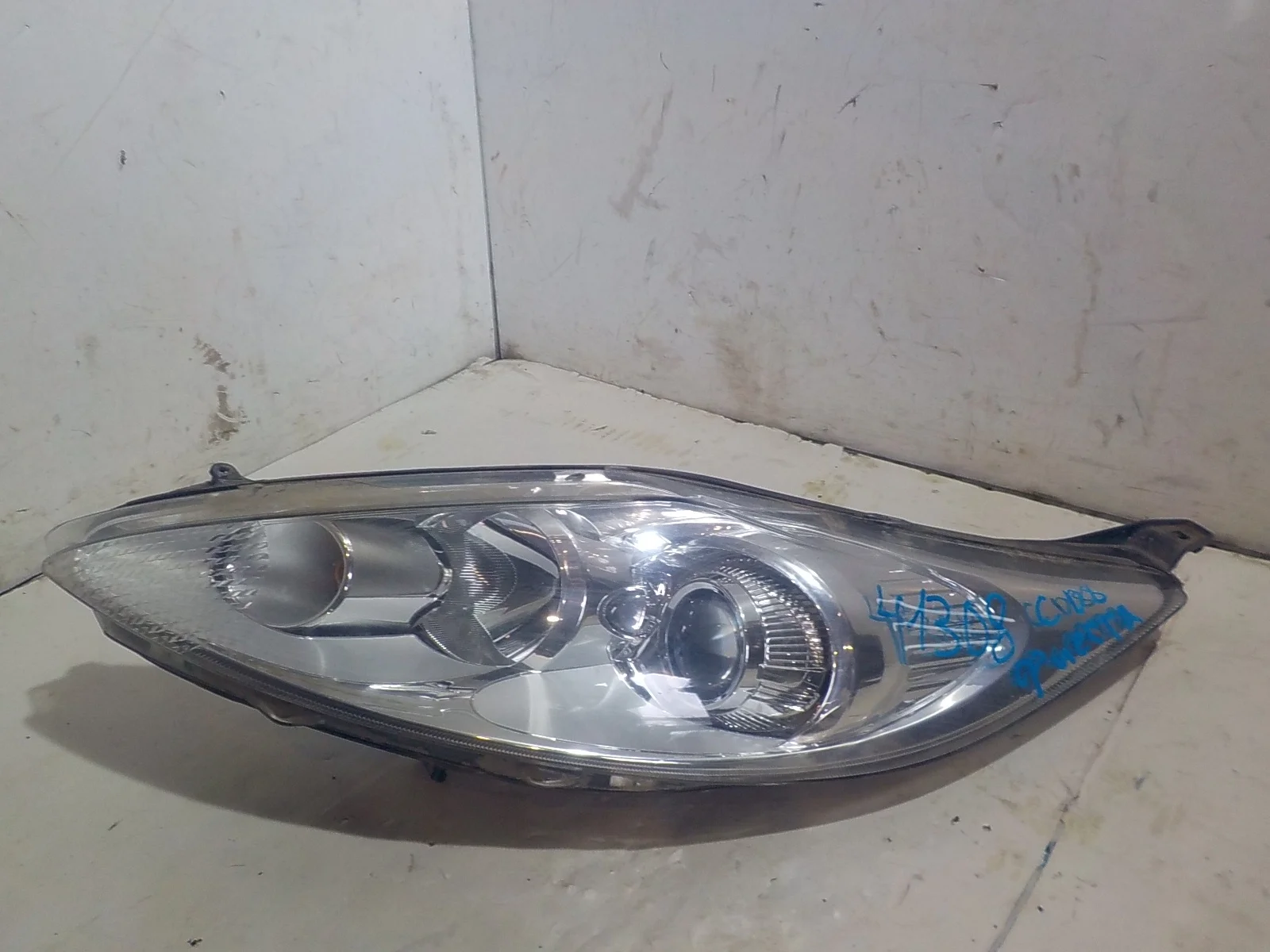 Фара Ford Fiesta Mk6 (2008—2013) Перед Лево