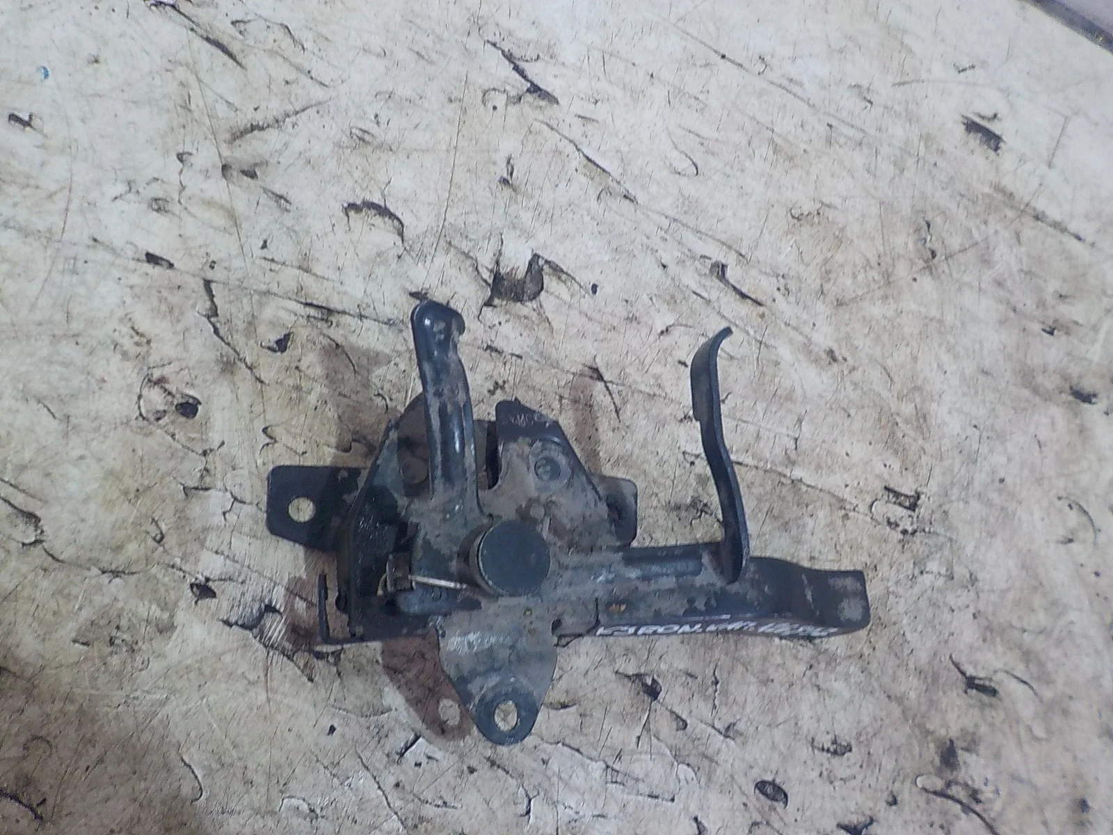 Замок капота SsangYong Actyon Sports I (2006—2012)