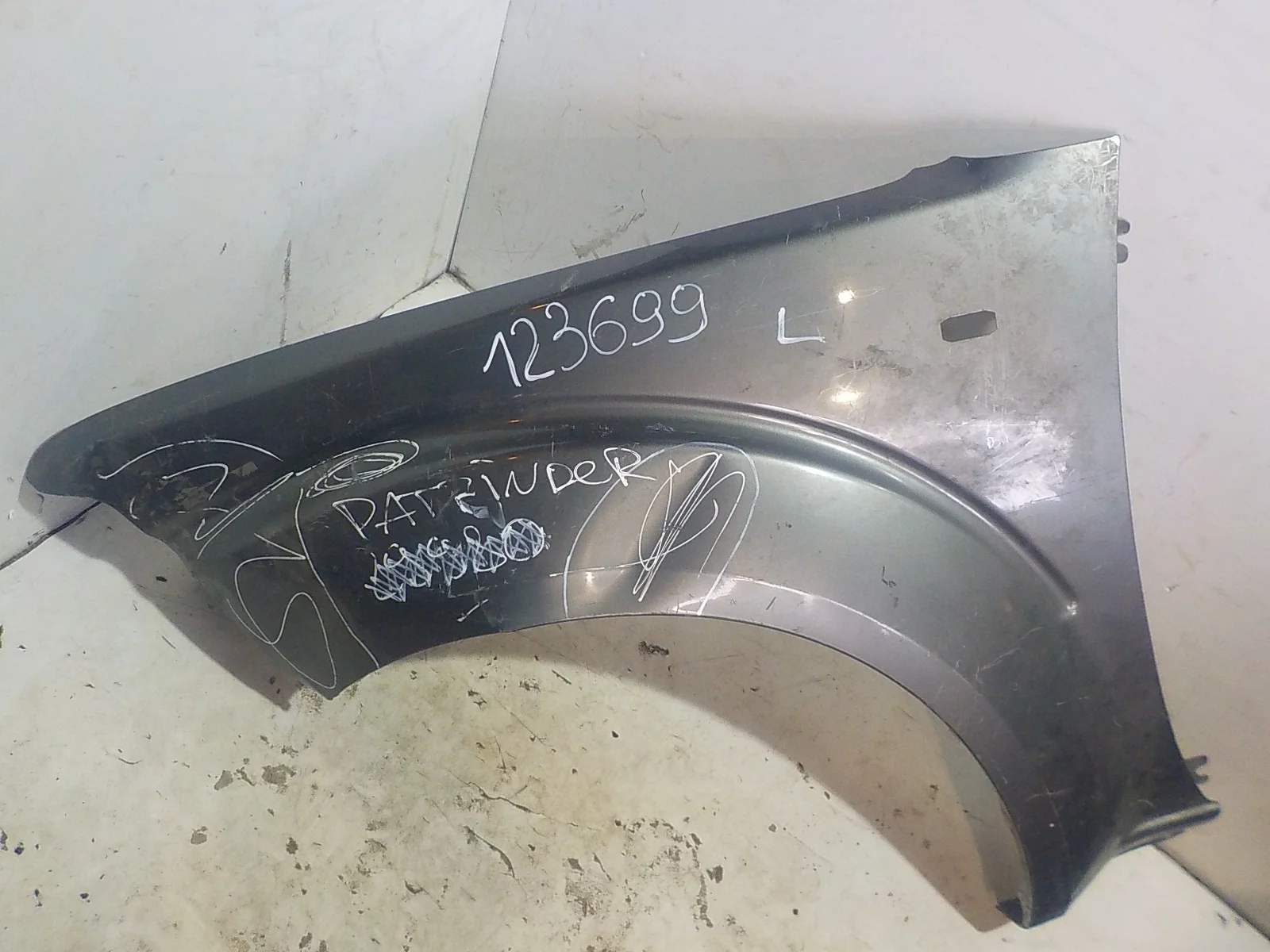 Крыло Nissan Navara D40 (2004—2010) Перед Лево