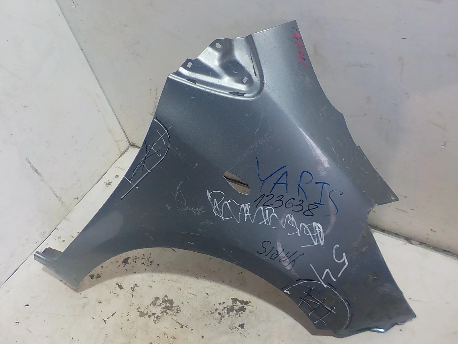 Крыло Toyota Yaris II (2005—2009) Перед Право