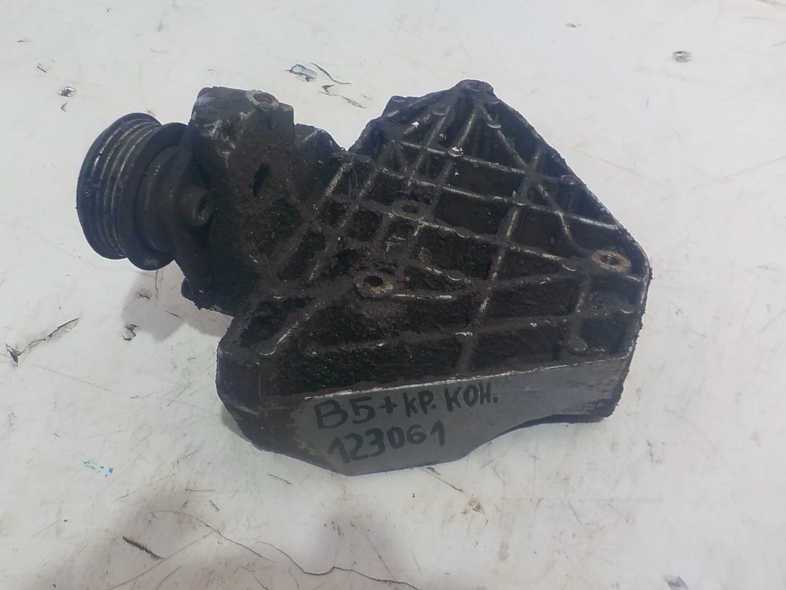 Кронштейн компрессора кондиционера Volkswagen Passat B5 рестайлинг (2000—2005)