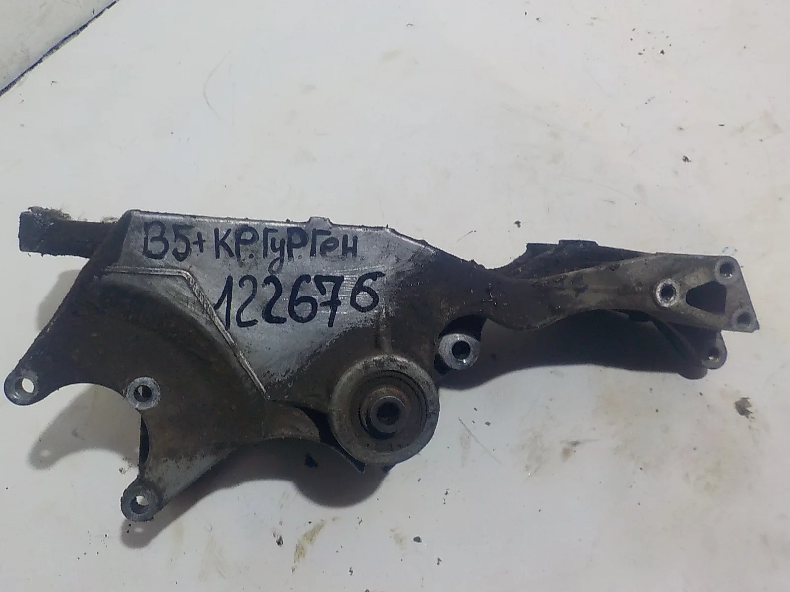 Кронштейн генератора Volkswagen Passat B5 (1996—2001)