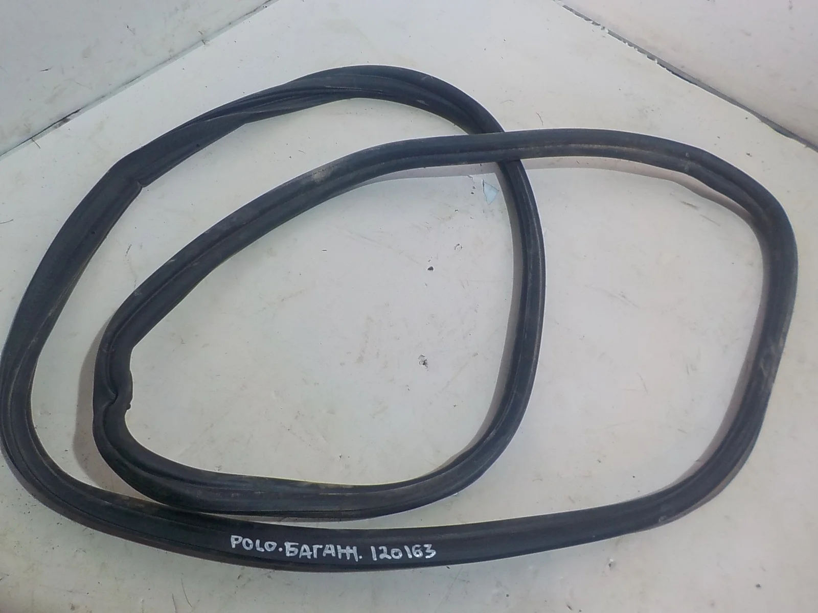 резинка багажника Volkswagen Polo V рестайлинг (2015—2020)