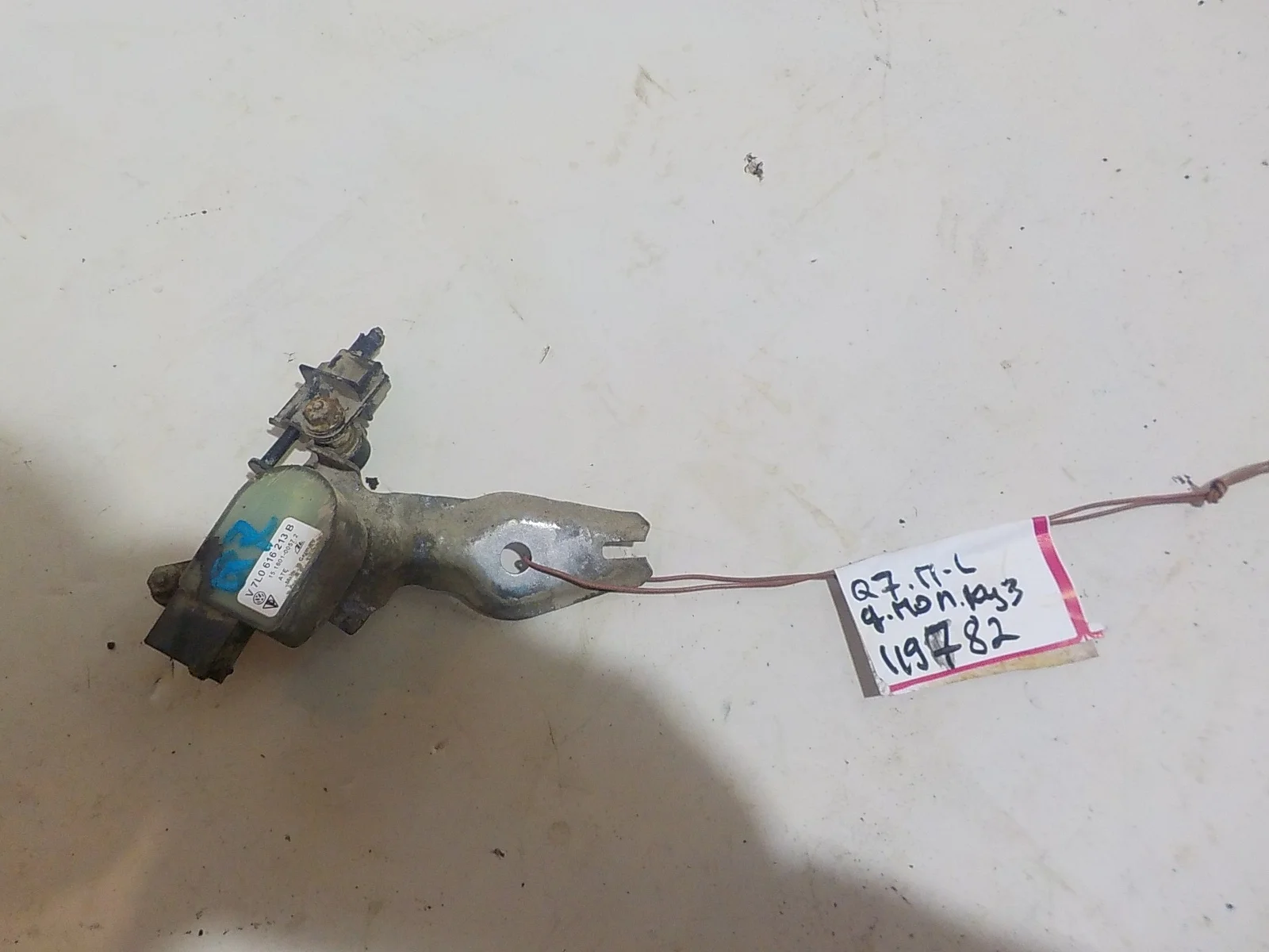 Датчик положения кузова Volkswagen Touareg I (2002—2006) Перед Лево