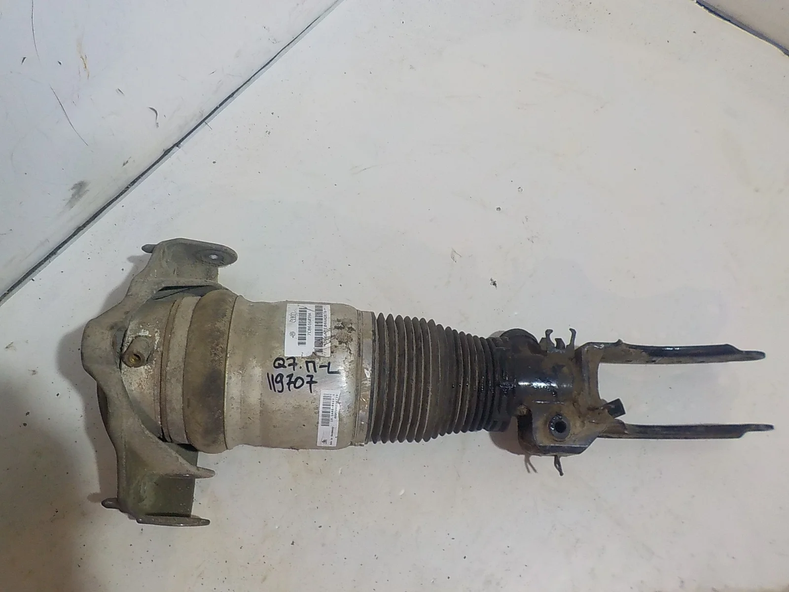 амортизатор Audi Q7 4L (2005—2009) Перед Лево