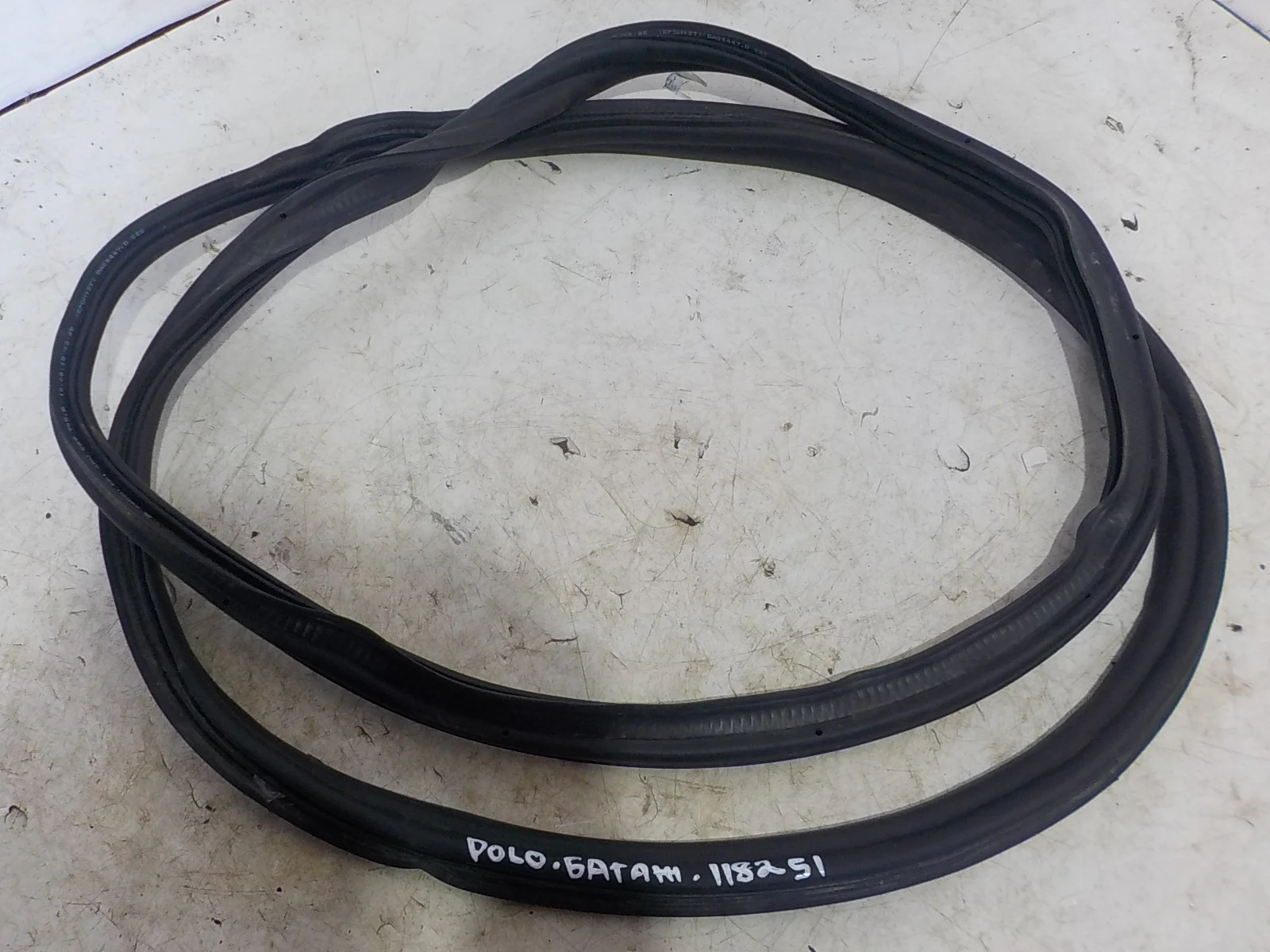 резинка багажника Volkswagen Polo V рестайлинг (2015—2020)