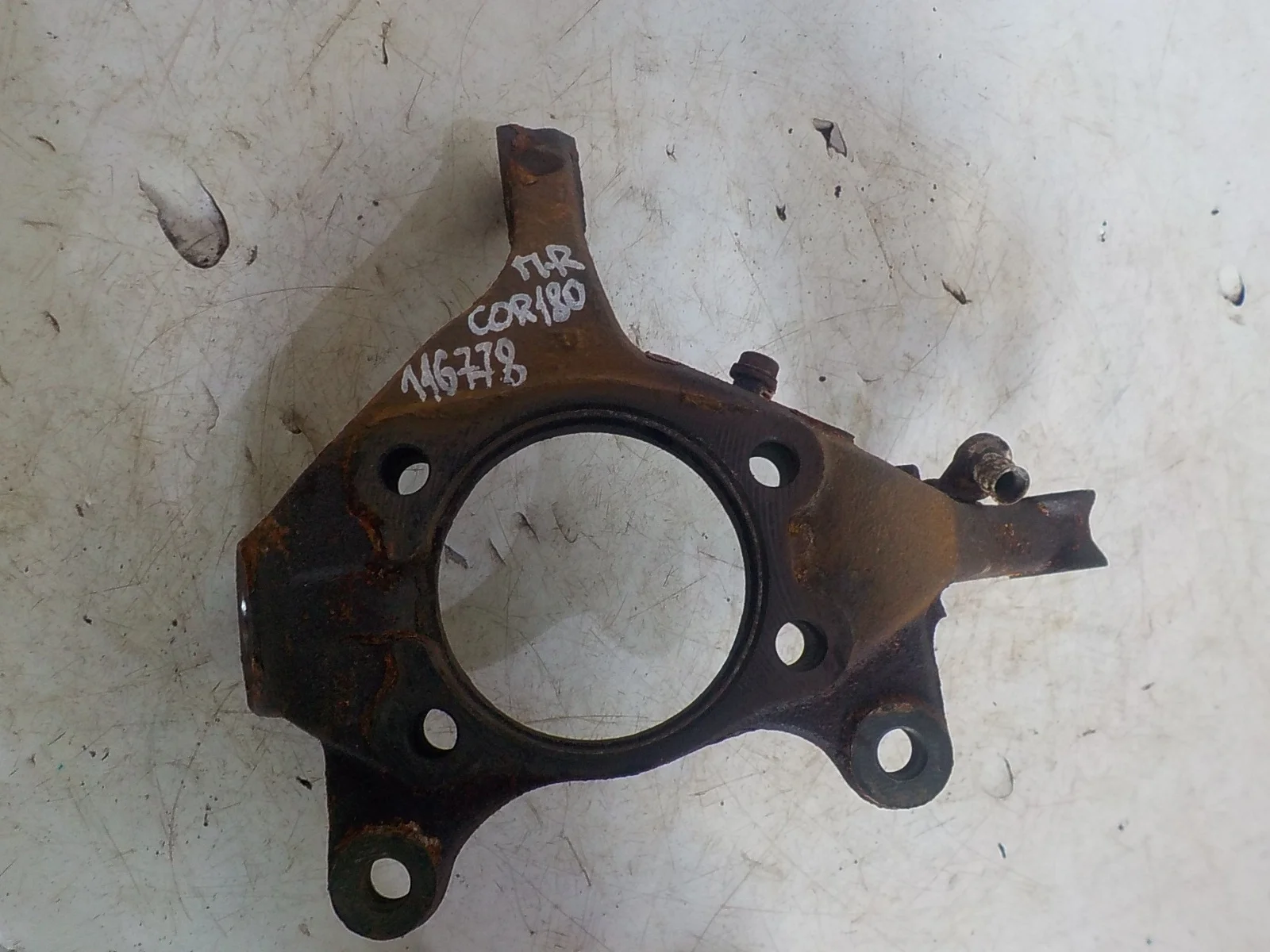 кулак поворотный Toyota Corolla XI (2012—2016) Перед Право