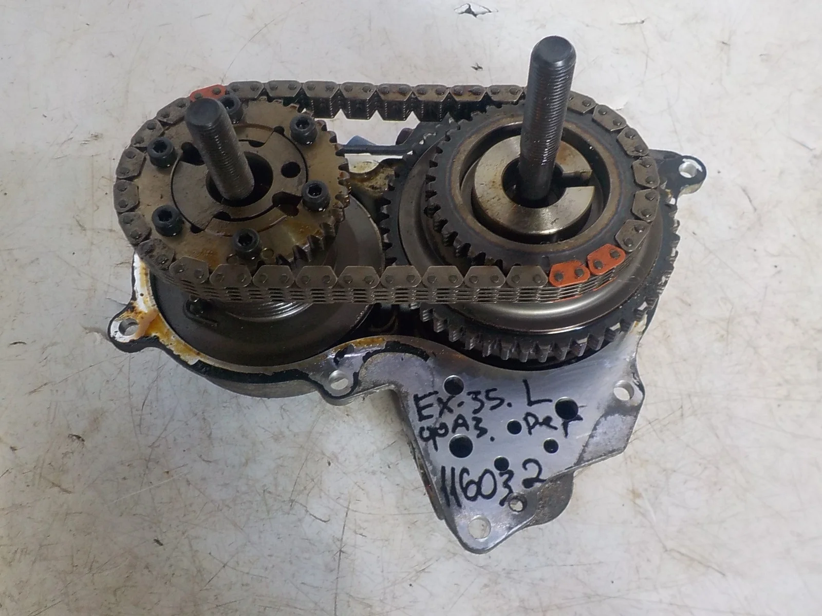 Механизм изменения фаз ГРМ Nissan Skyline V36 (2006—2010)  Лево