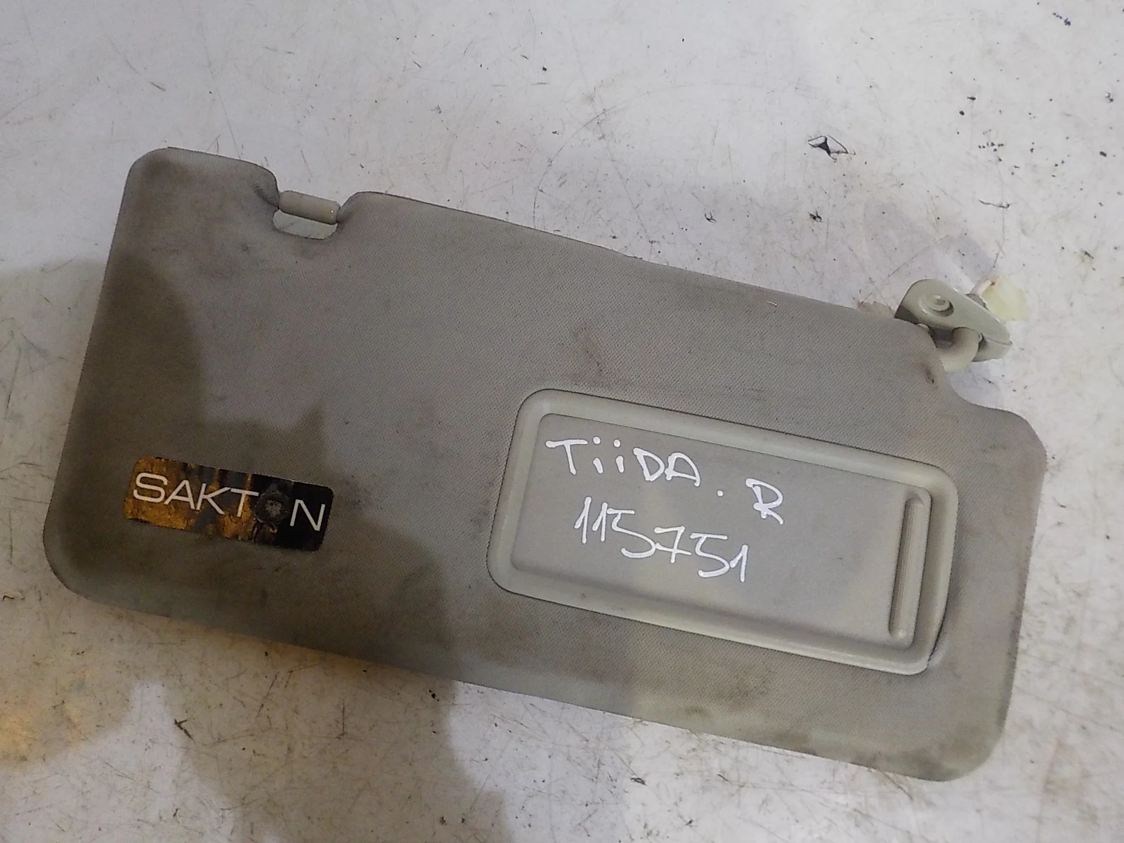 козырек Nissan Tiida C11 (2004—2012) Перед Право