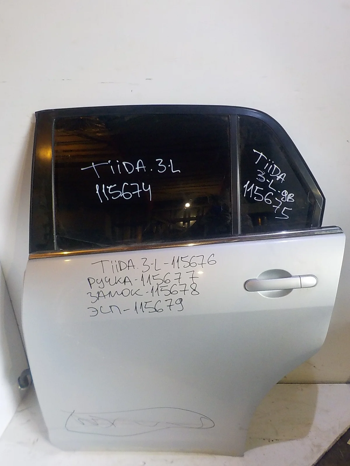 стекло Nissan Tiida C11 рестайлинг (2010—2013) Зад Лево