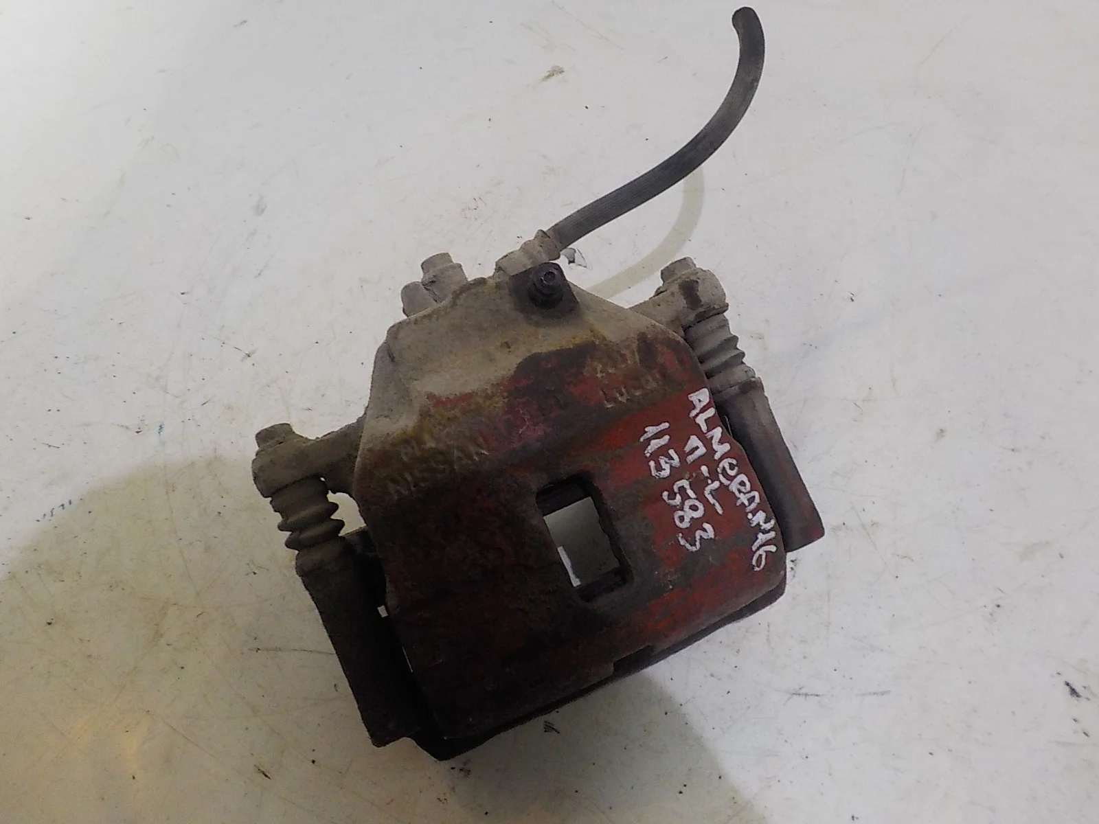 суппорт Nissan Primera P11 (1995—2000) Перед Лево