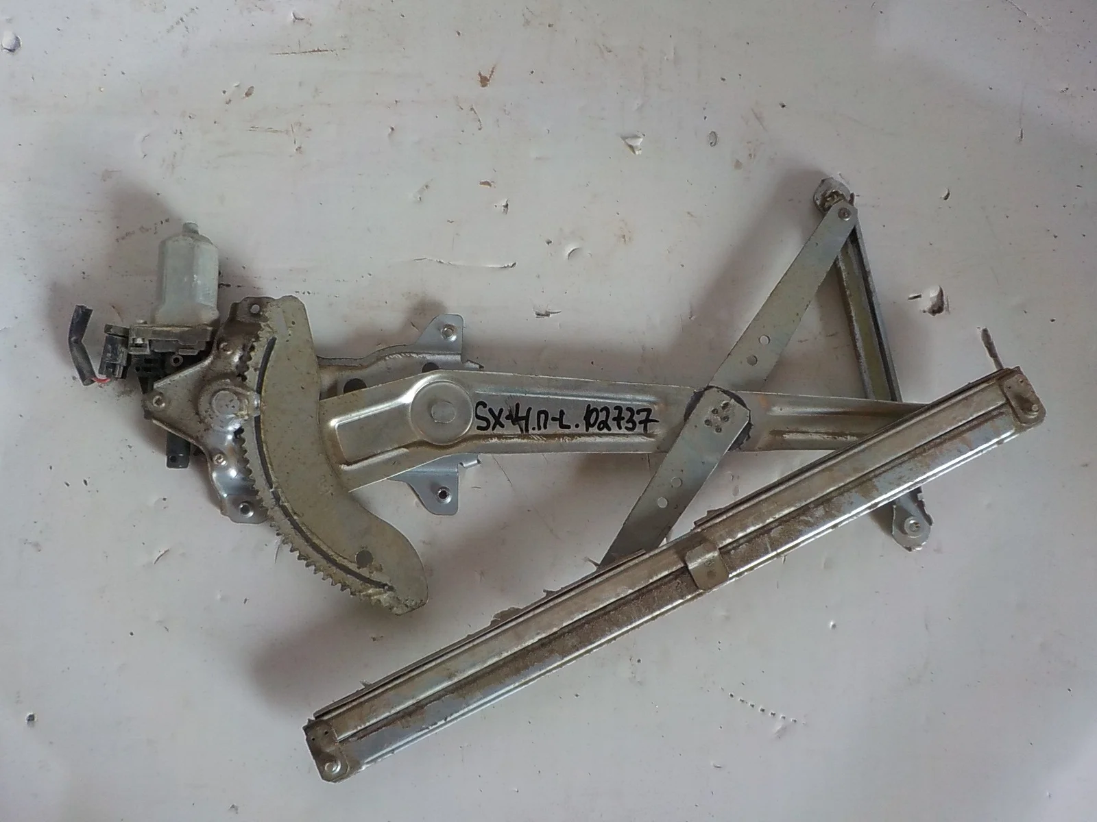 Стеклоподъемник Suzuki SX4 I (2006—2009) Перед Лево