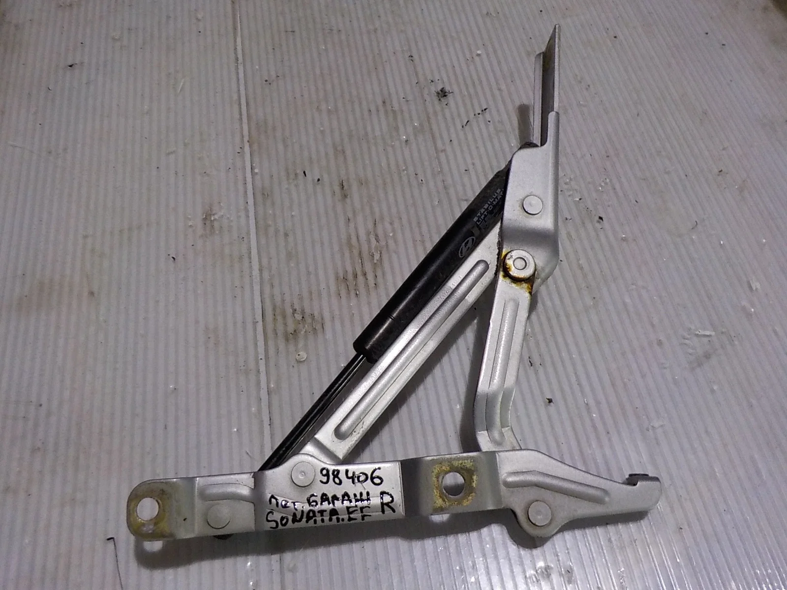 Петля крышки багажника Hyundai Sonata IV рестайлинг (2001—2012) Зад Право