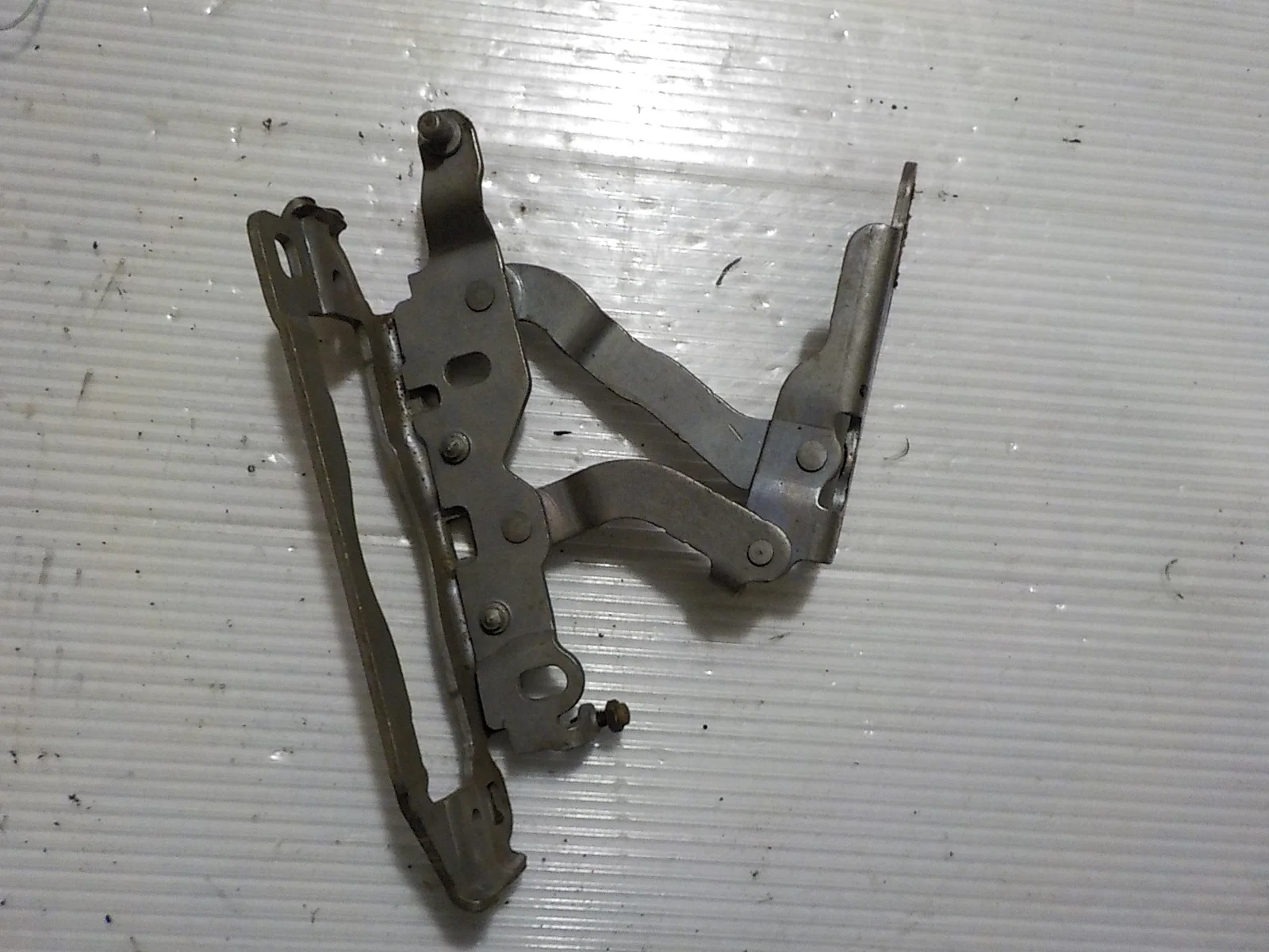 Петля капота Mercedes-Benz C-класс W204/S204 (2006—2011) Перед Лево