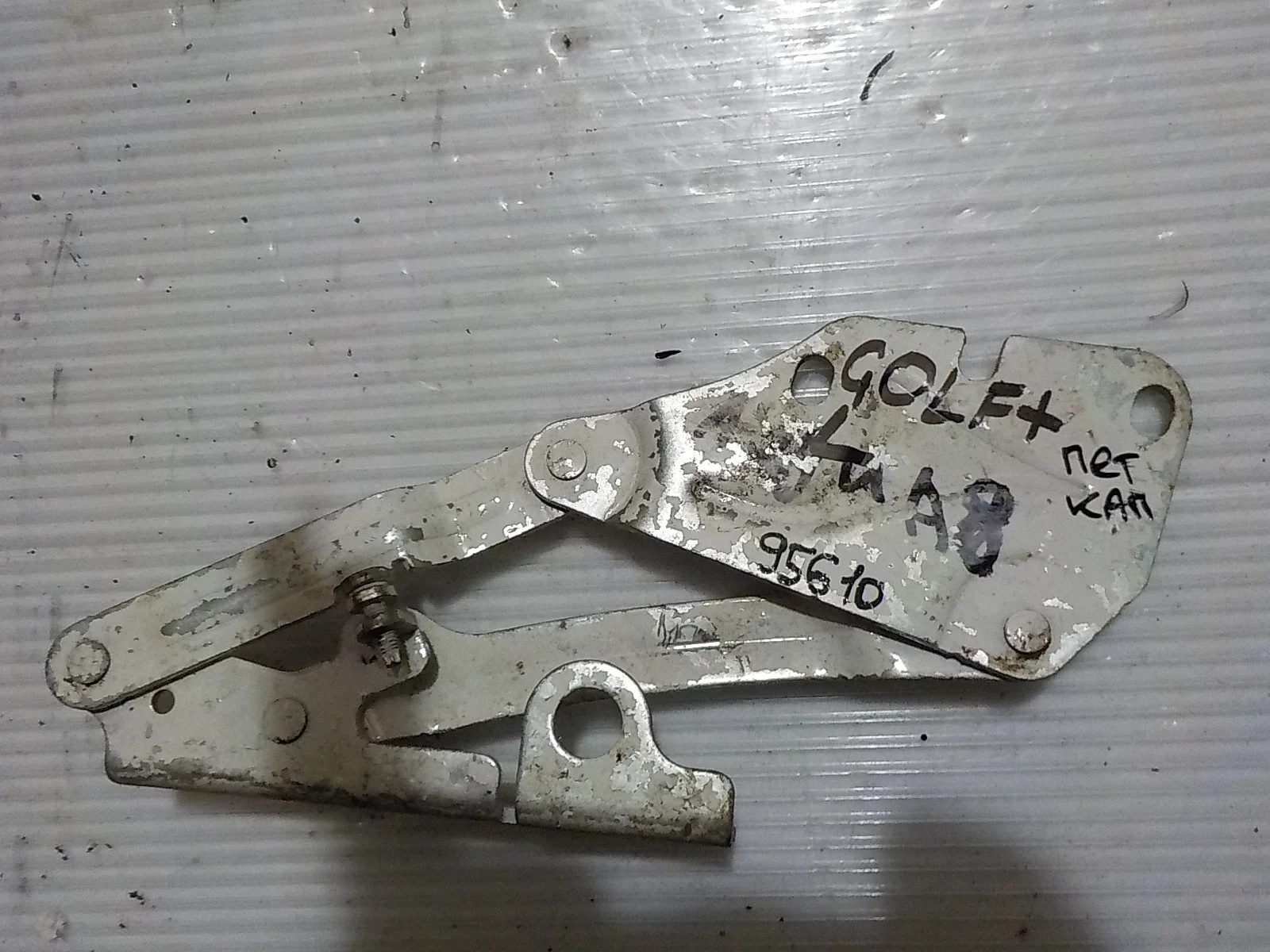 Петля капота Volkswagen Golf Plus I (2005—2009)