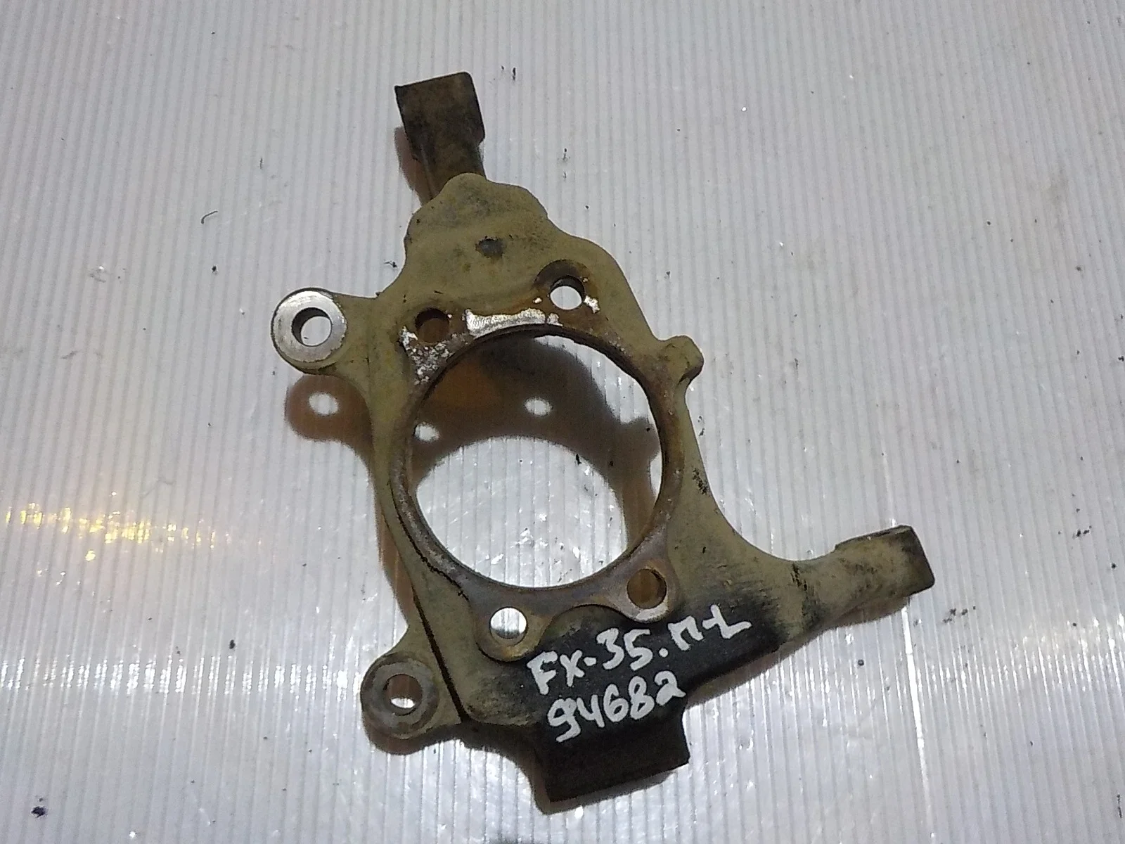 кулак поворотный Infiniti FX35 I (2002—2006) Перед Лево