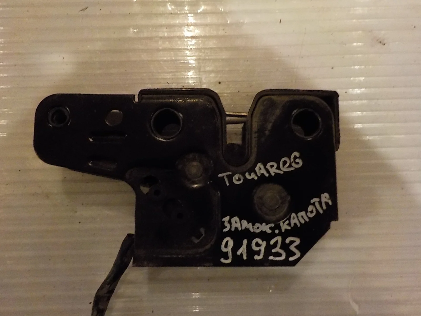 Замок капота Volkswagen Touareg I (2002—2006)